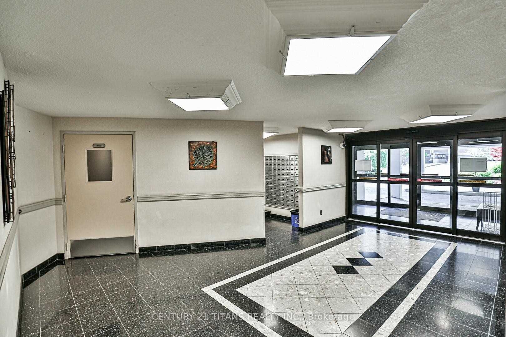10 Edgecliffe Golfway 311, Toronto, ON M3C 3A3
