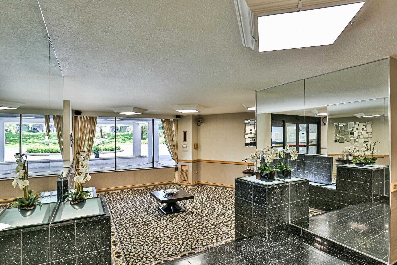 10 Edgecliffe Golfway 311, Toronto, ON M3C 3A3 photo 2