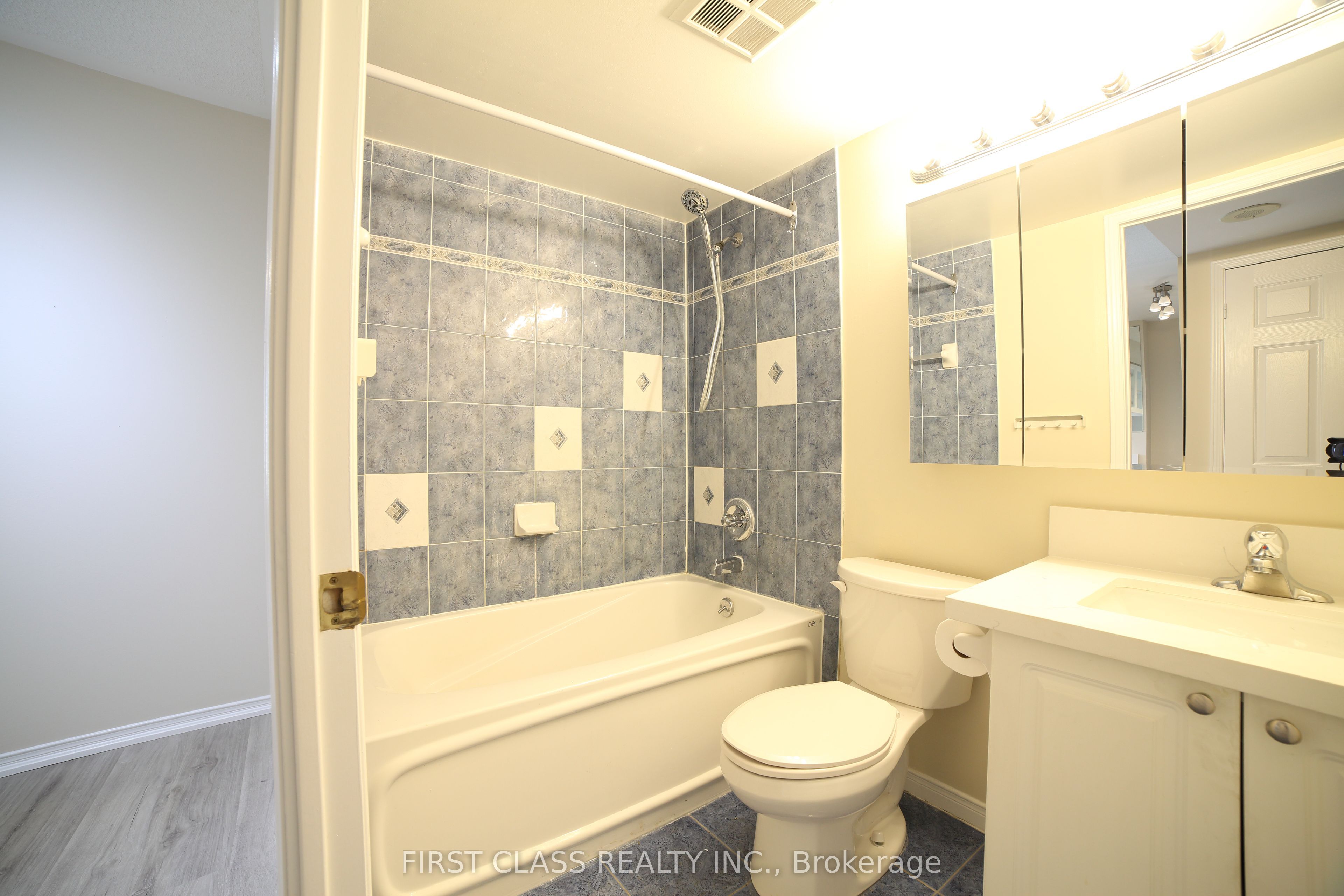 887 Bay Street 1001, Toronto, ON M5S 3K4 photo 4