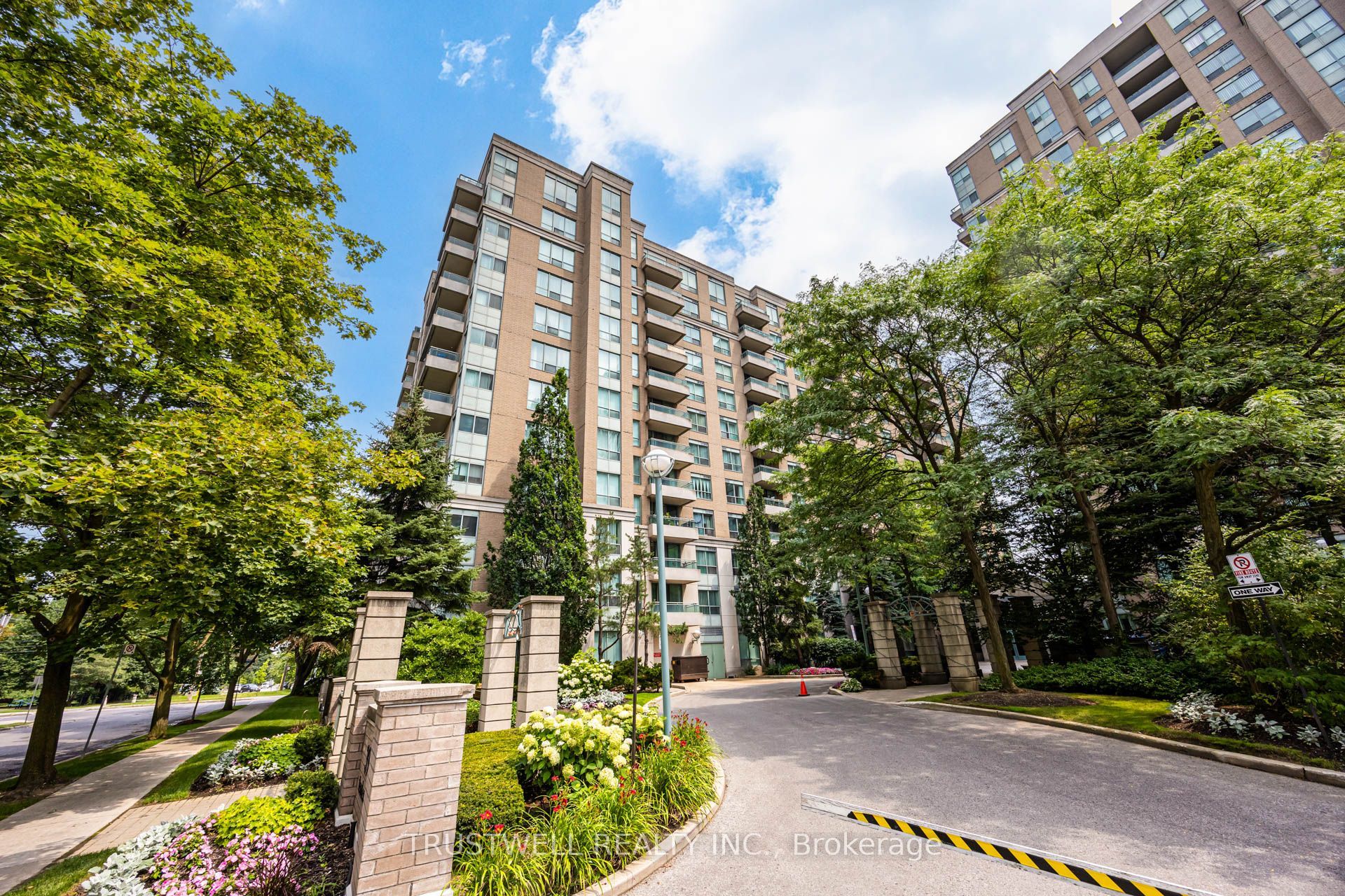 39 Pemberton Avenue 401, Toronto, ON M2M 4L6