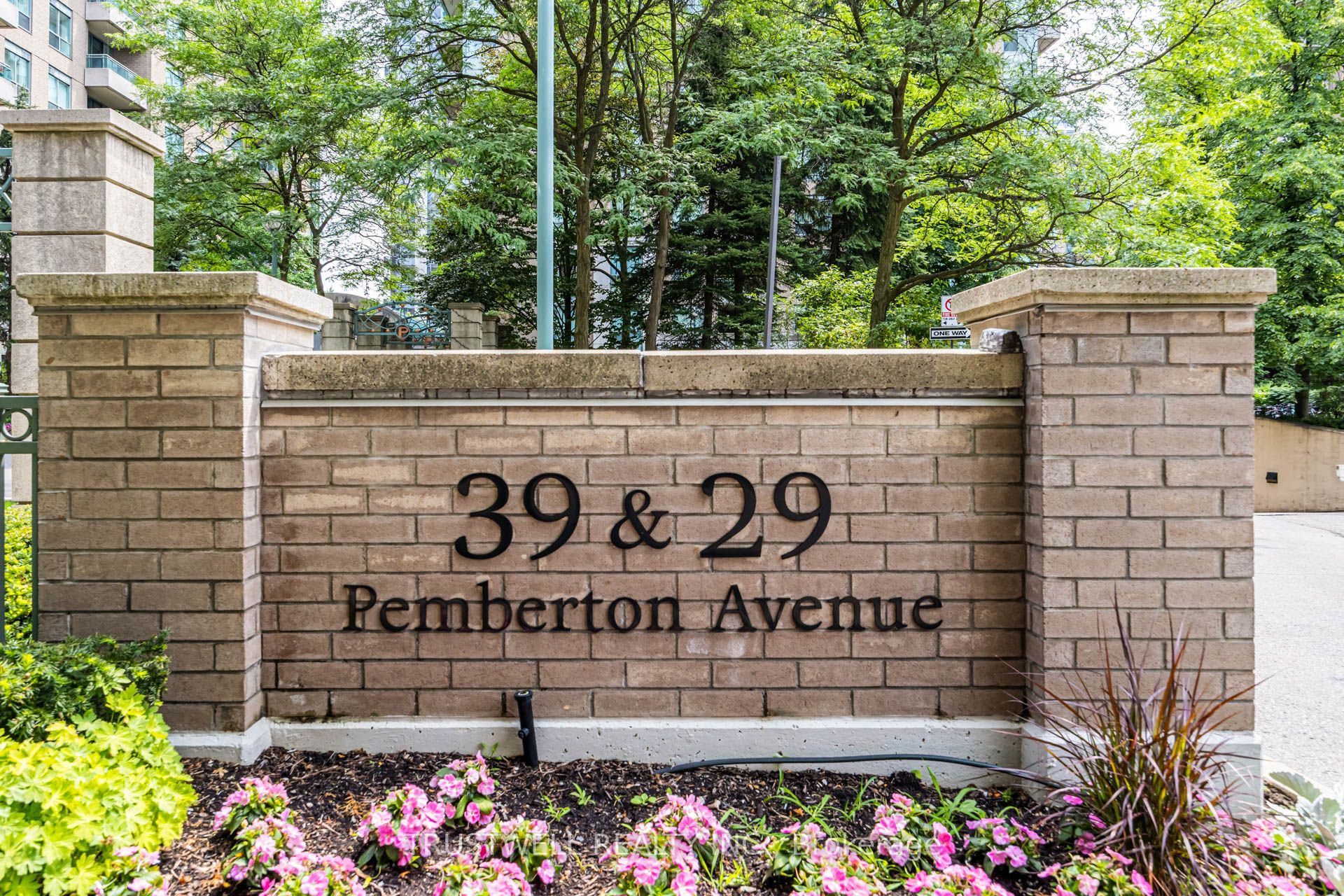 39 Pemberton Avenue 401, Toronto, ON M2M 4L6 photo 5
