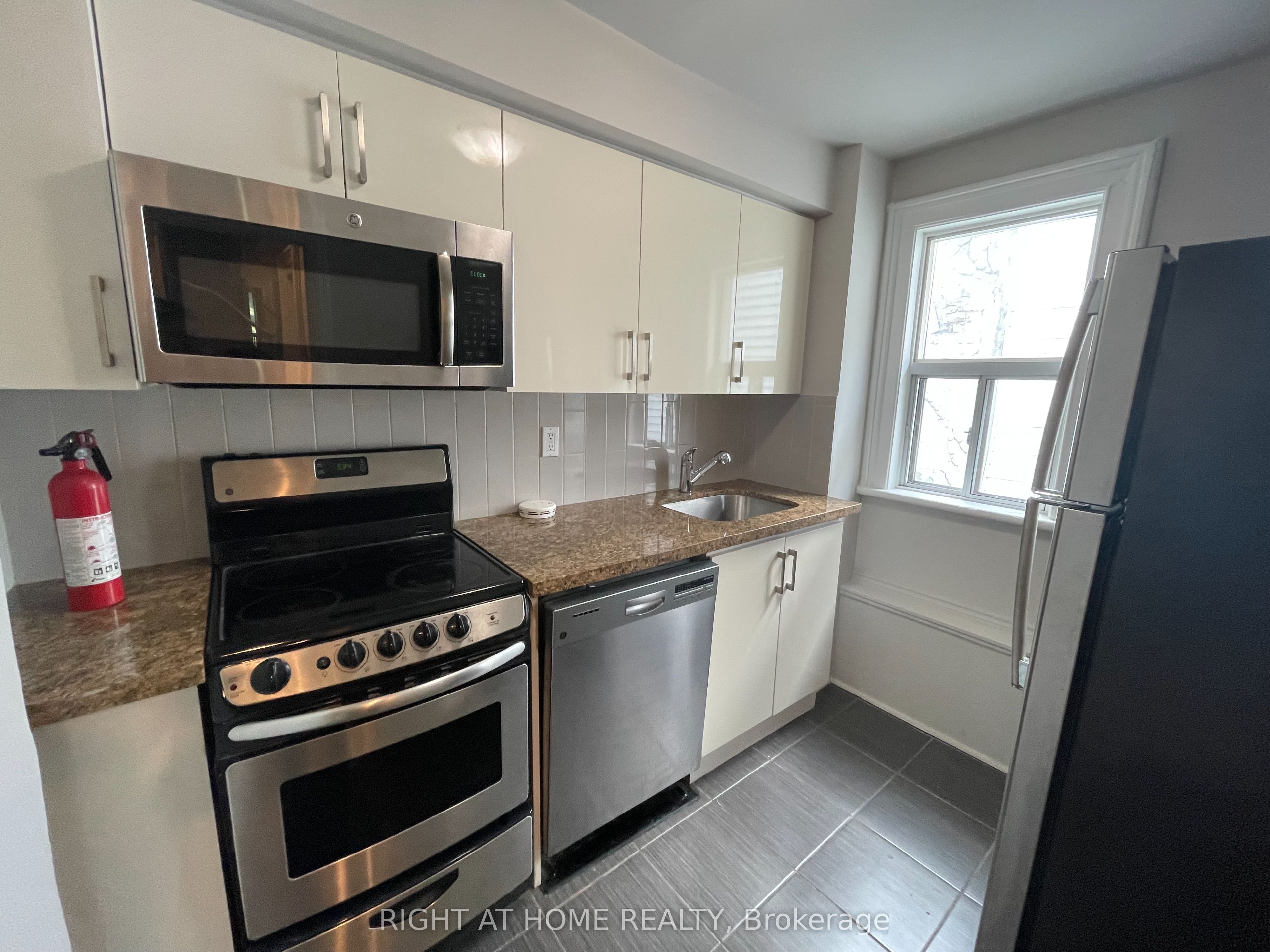 71 Cecil Street 2, Toronto, ON M5T 1N5