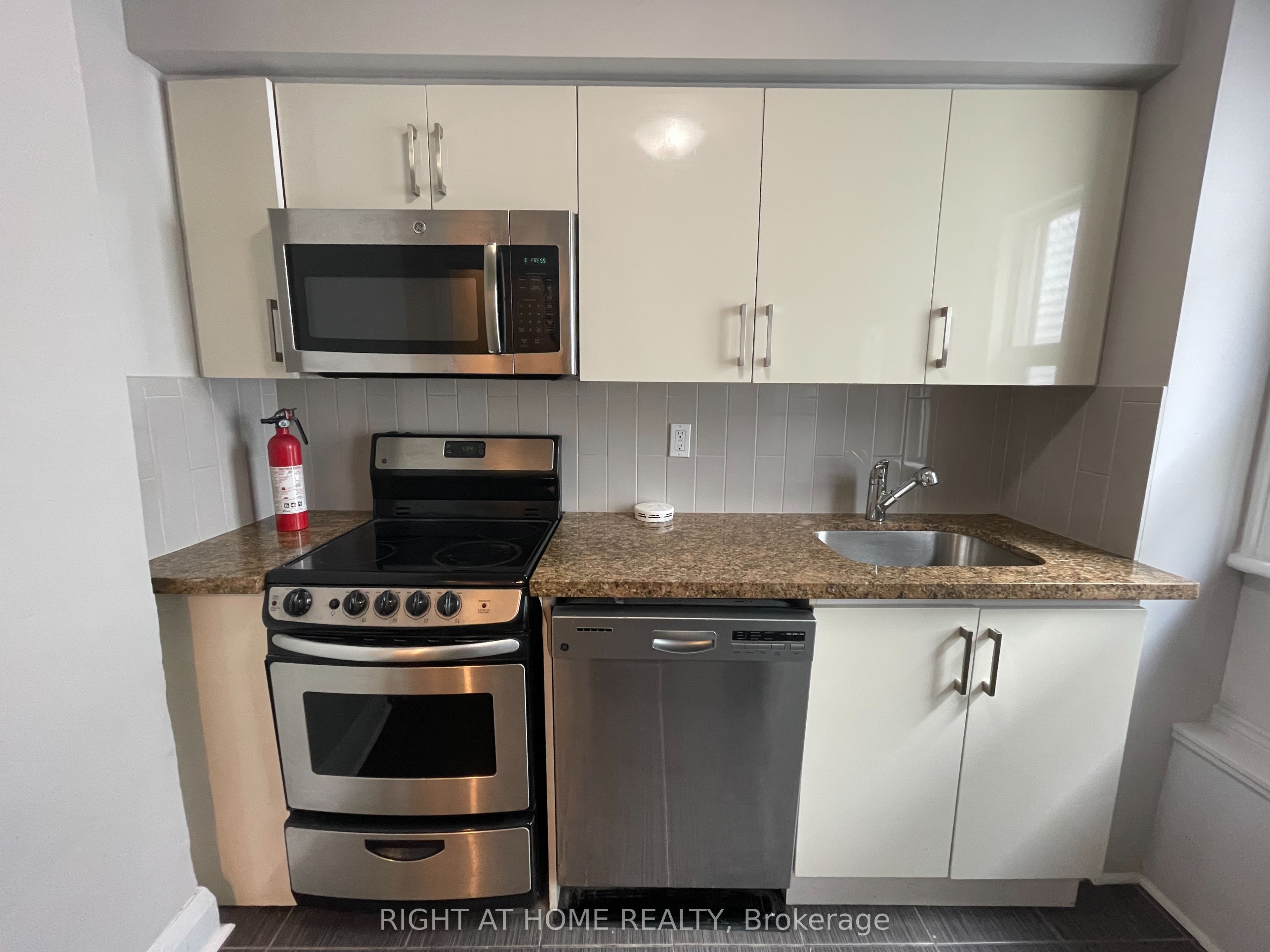 71 Cecil Street 2, Toronto, ON M5T 1N5 photo 2