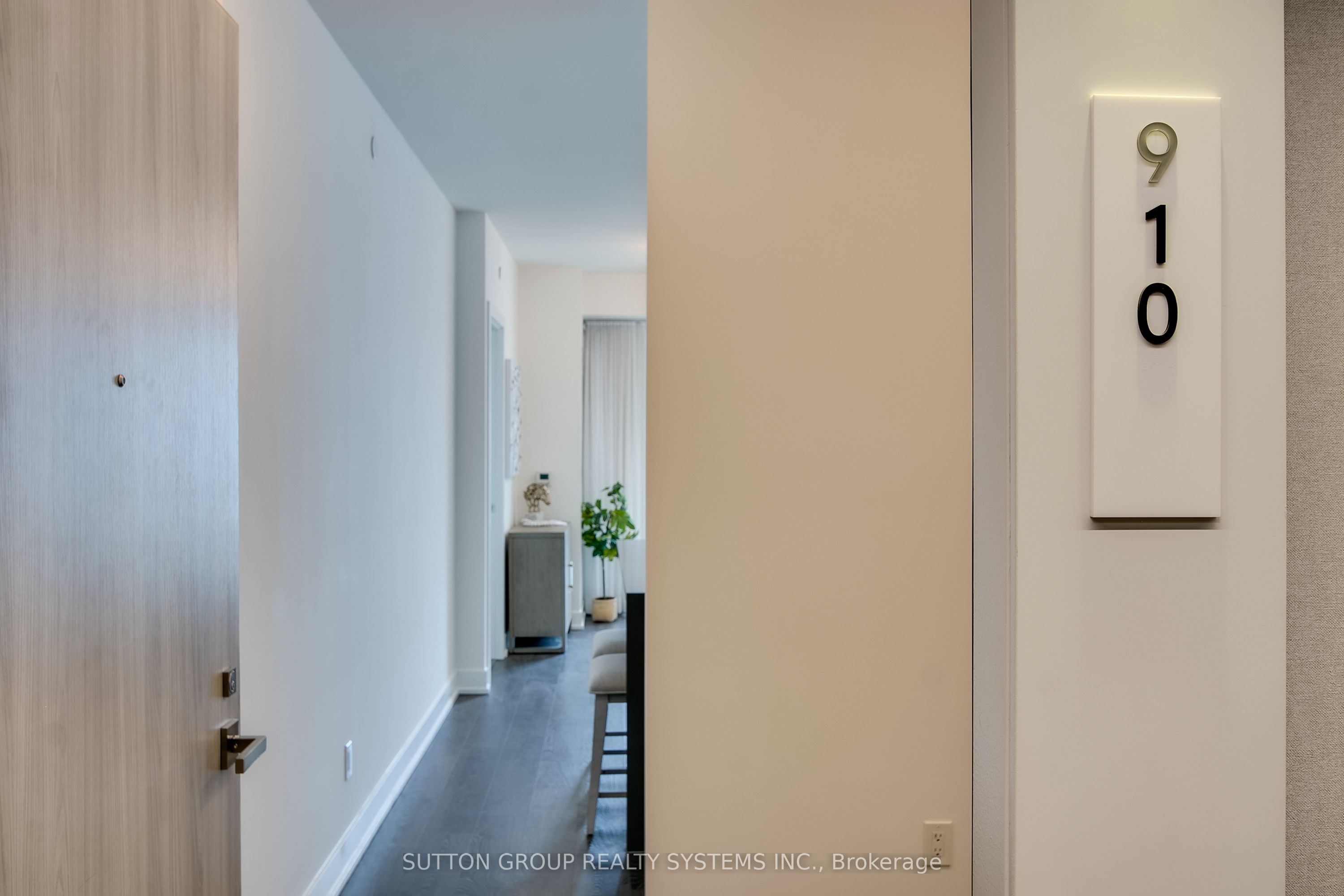 80 Vanauley Street 910, Toronto, ON M5T 0C9 photo 2