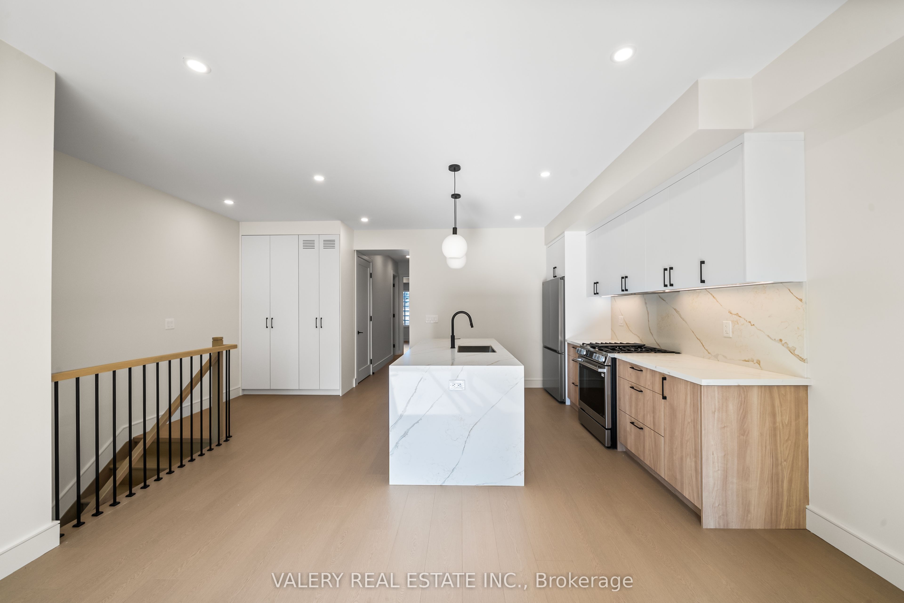 131 Dovercourt Road 2nd Floor, Toronto, ON M6J 3C5 photo 3