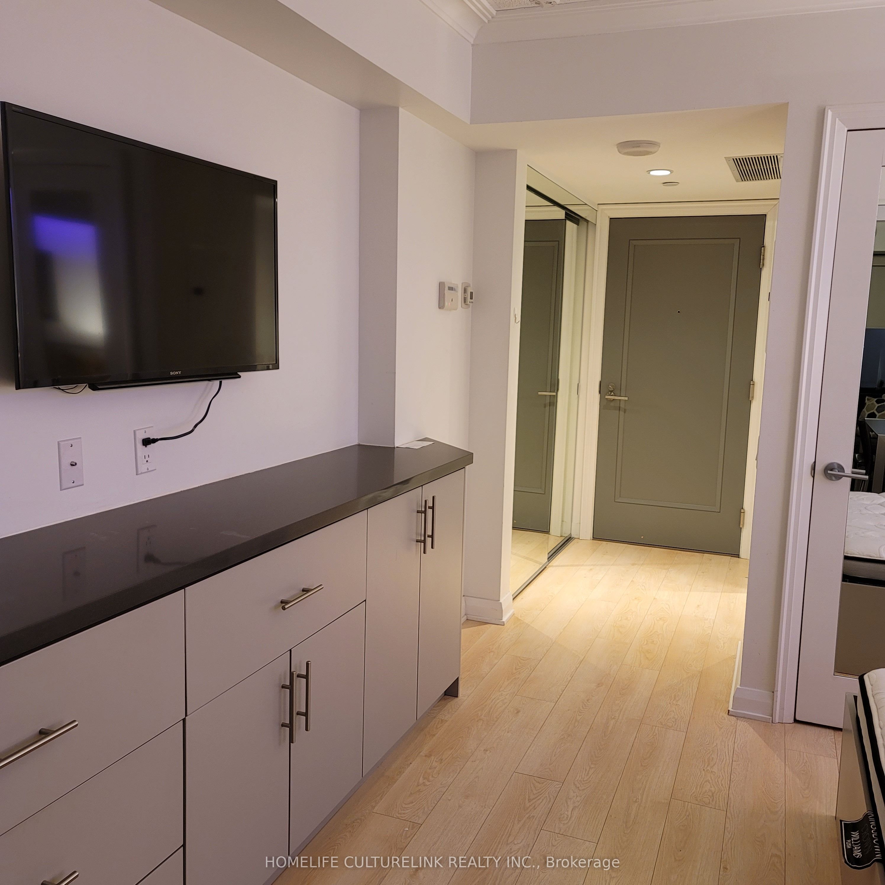 155 Yorkville Avenue 2010, Toronto, ON M5R 0B4 photo 2