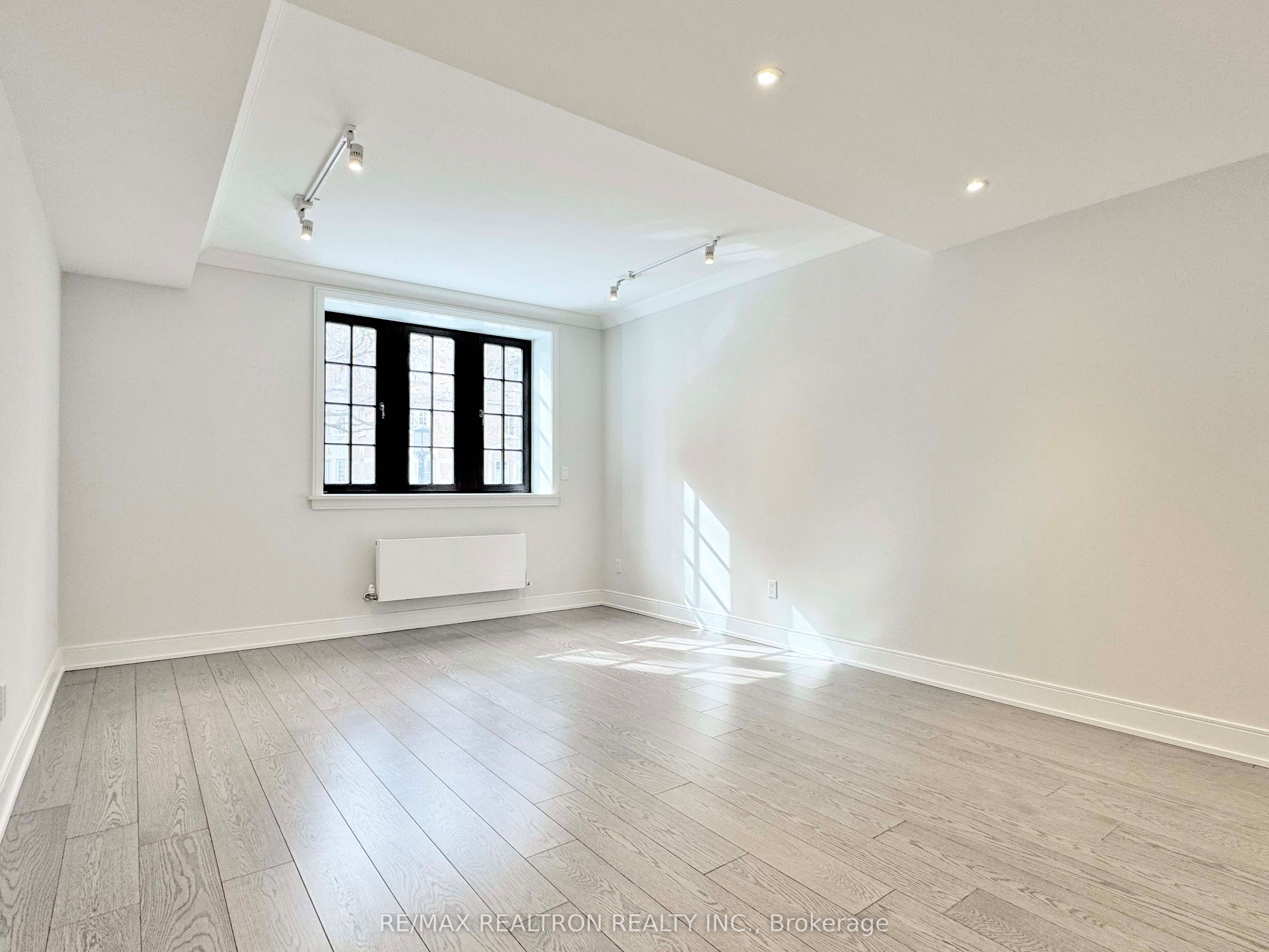 2 Clarendon Avenue 105, Toronto, ON M4V 1H9 photo 2