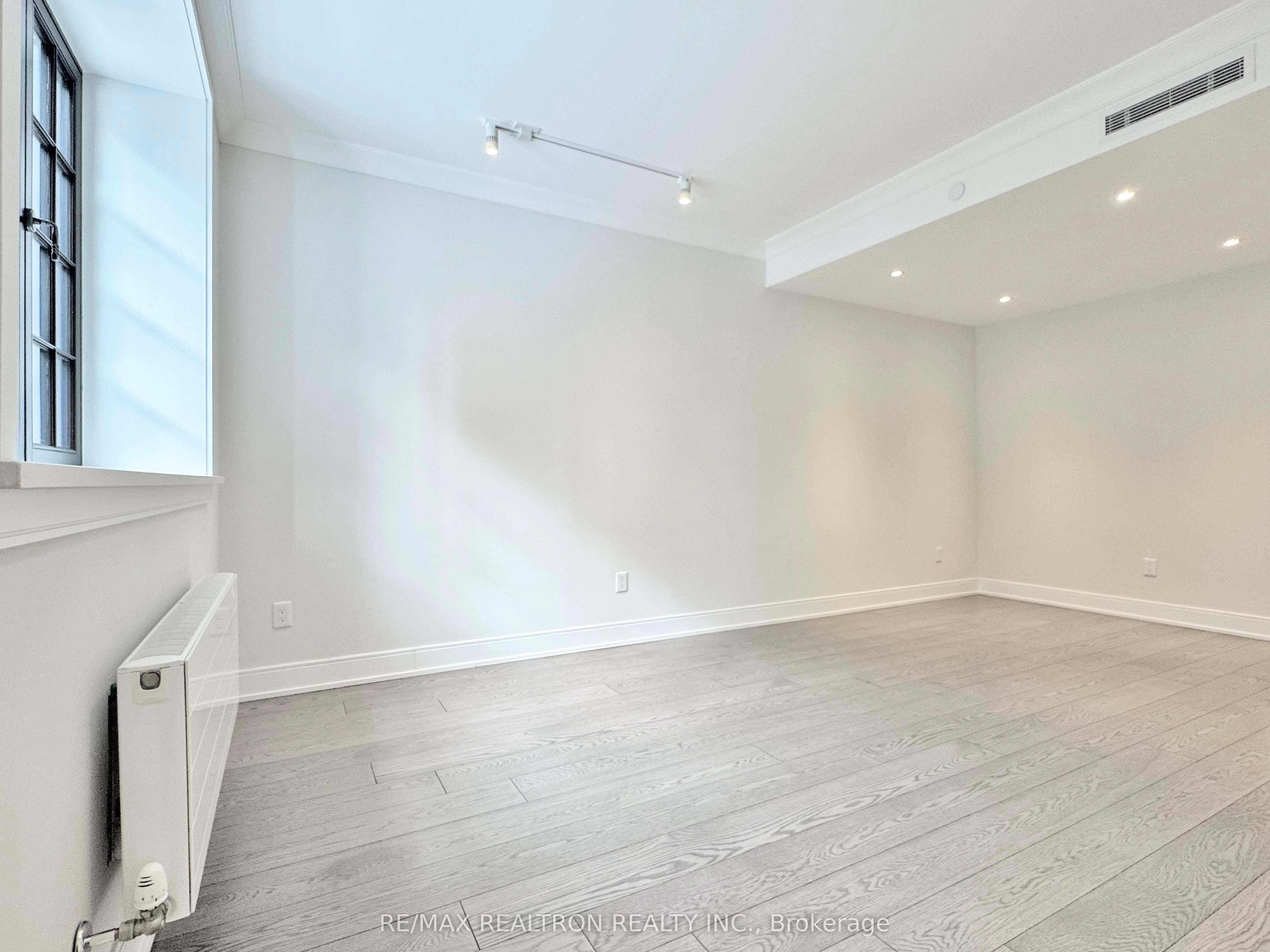 2 Clarendon Avenue 105, Toronto, ON M4V 1H9 photo 3