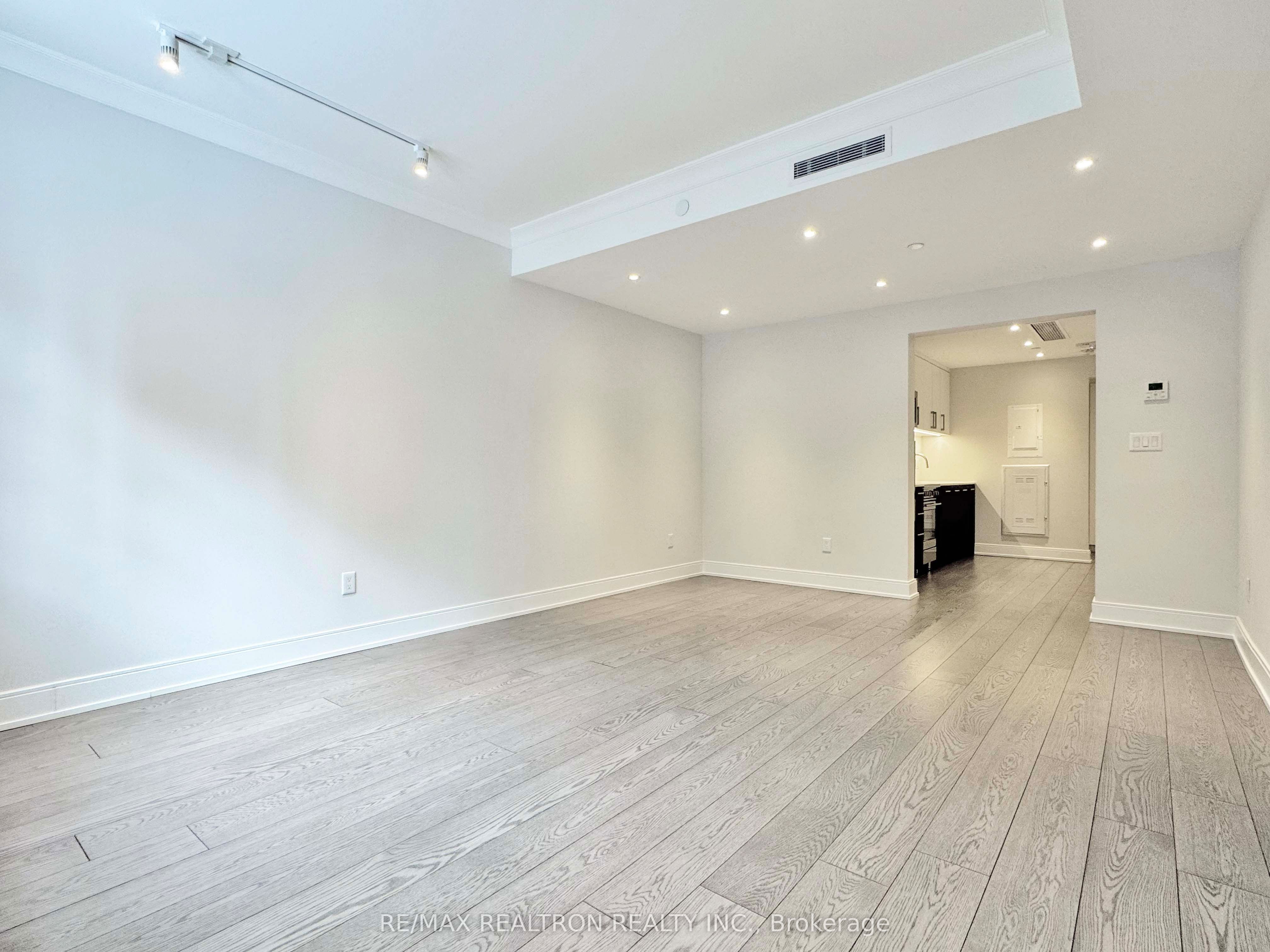 2 Clarendon Avenue 105, Toronto, ON M4V 1H9 photo 4