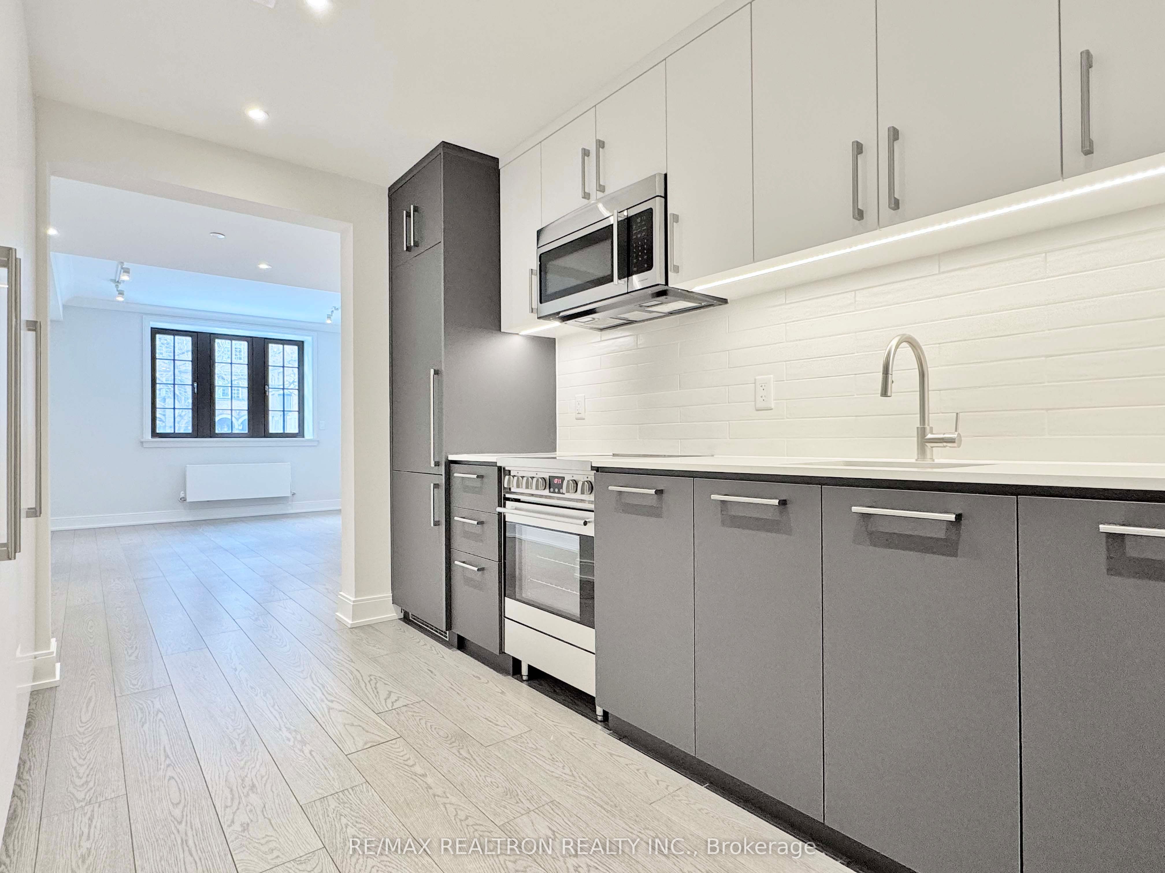 2 Clarendon Avenue 105, Toronto, ON M4V 1H9 photo 5