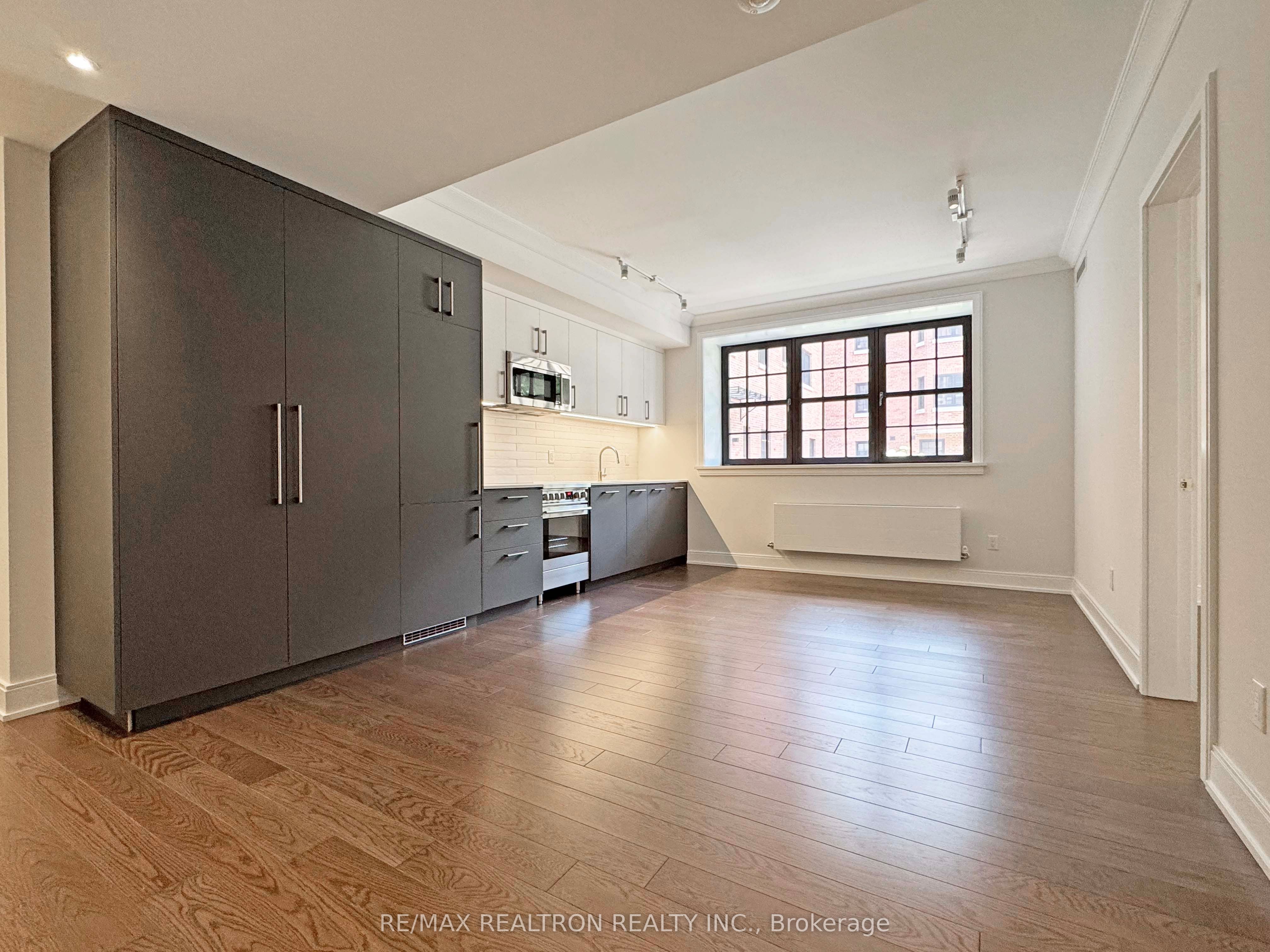 2 Clarendon Avenue 108, Toronto, ON M4V 1H9