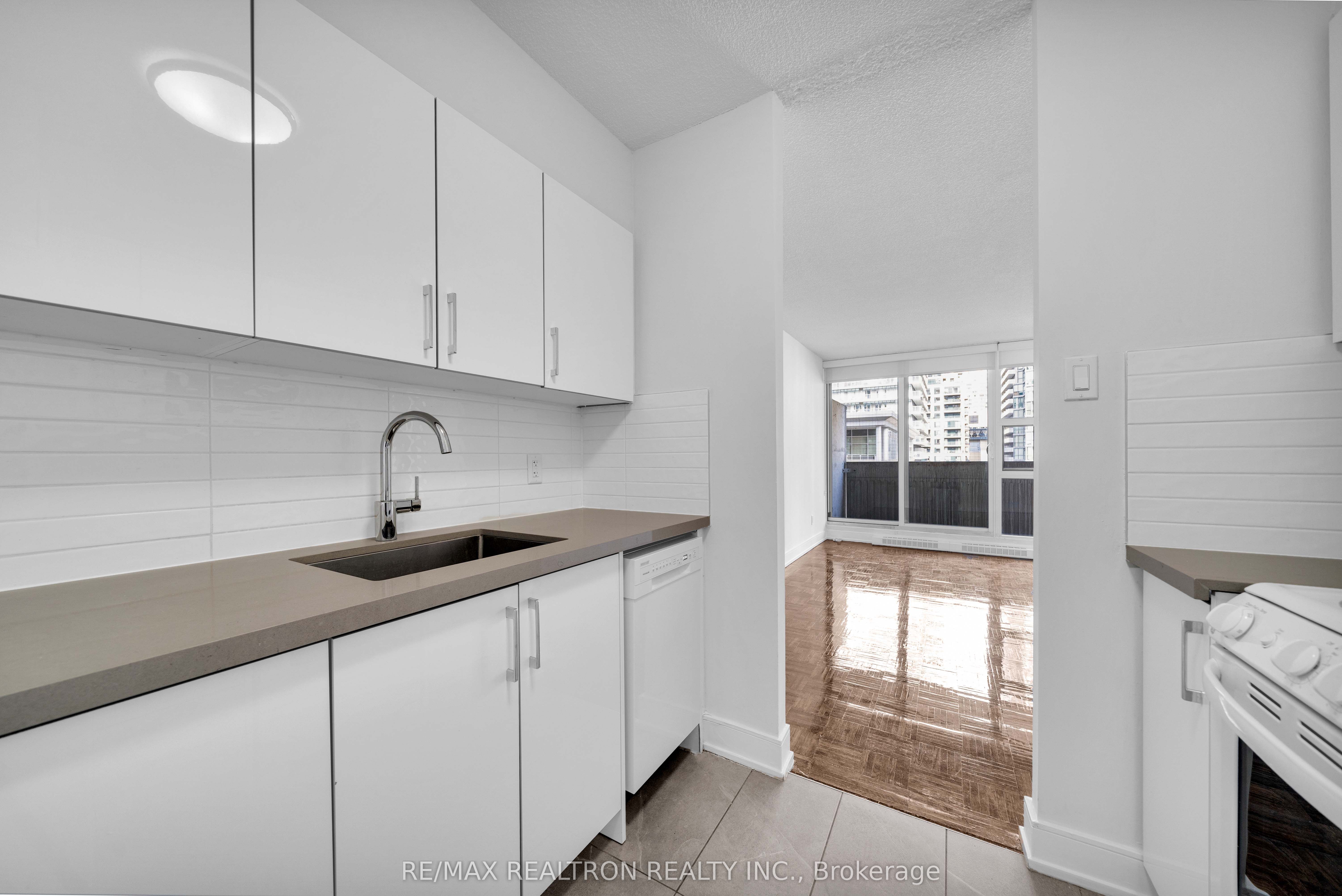 33 Isabella Street 1511, Toronto, ON M4Y 2P7 photo 5