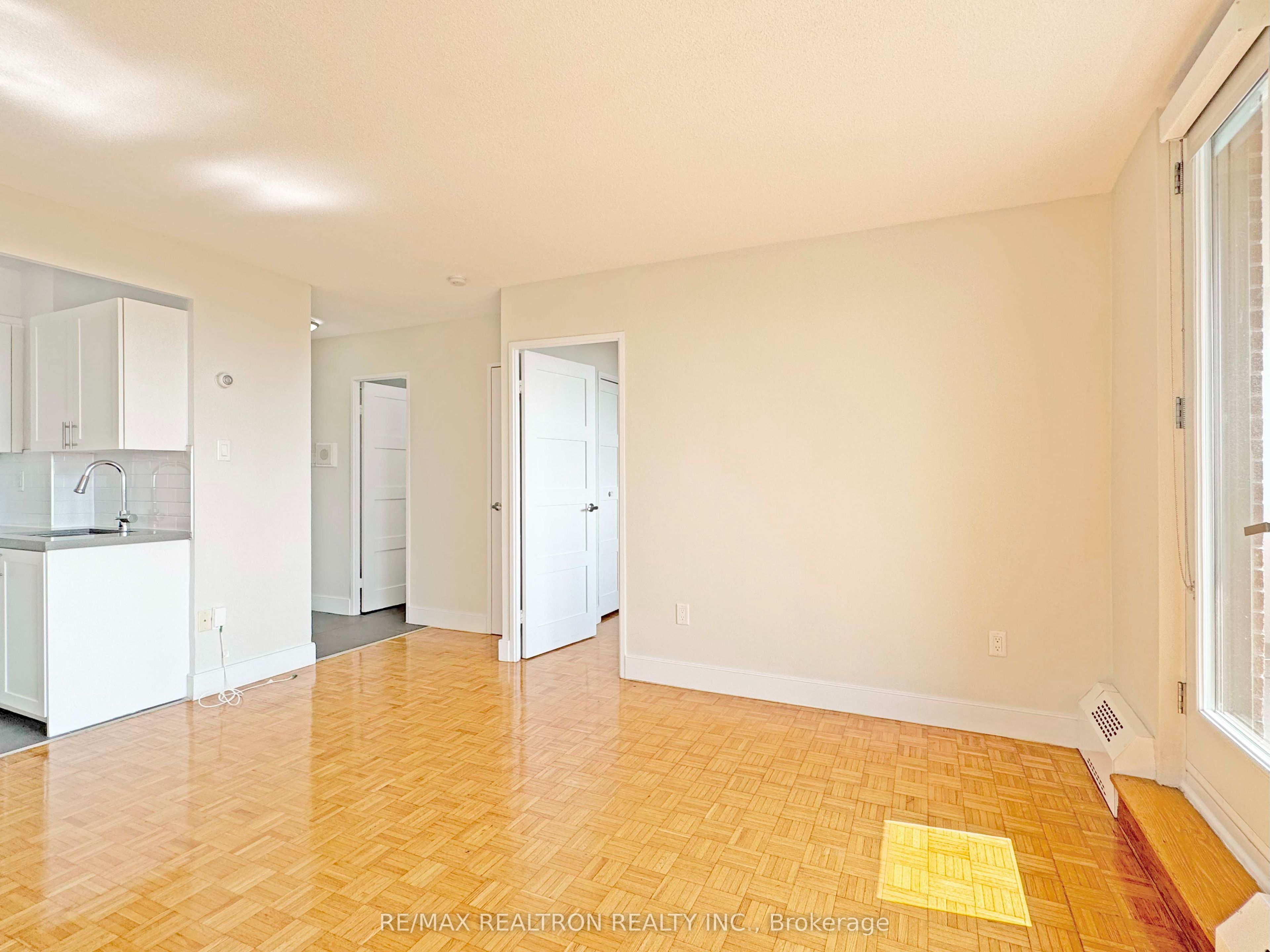 666 Spadina Avenue 1001, Toronto, ON M5S 2H8 photo 2