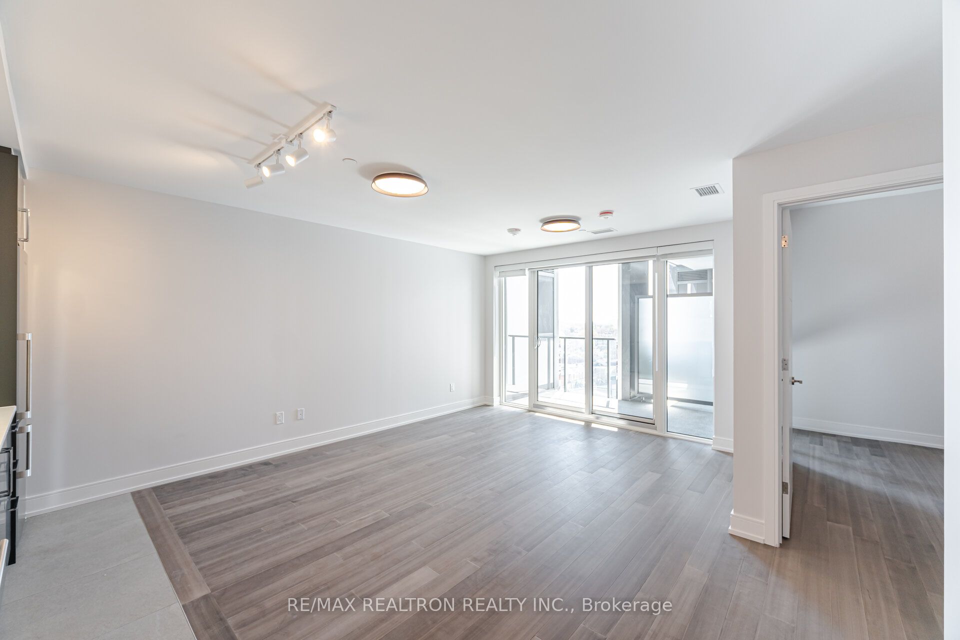 664 Spadina Avenue 711, Toronto, ON M5S 2H7 photo 4