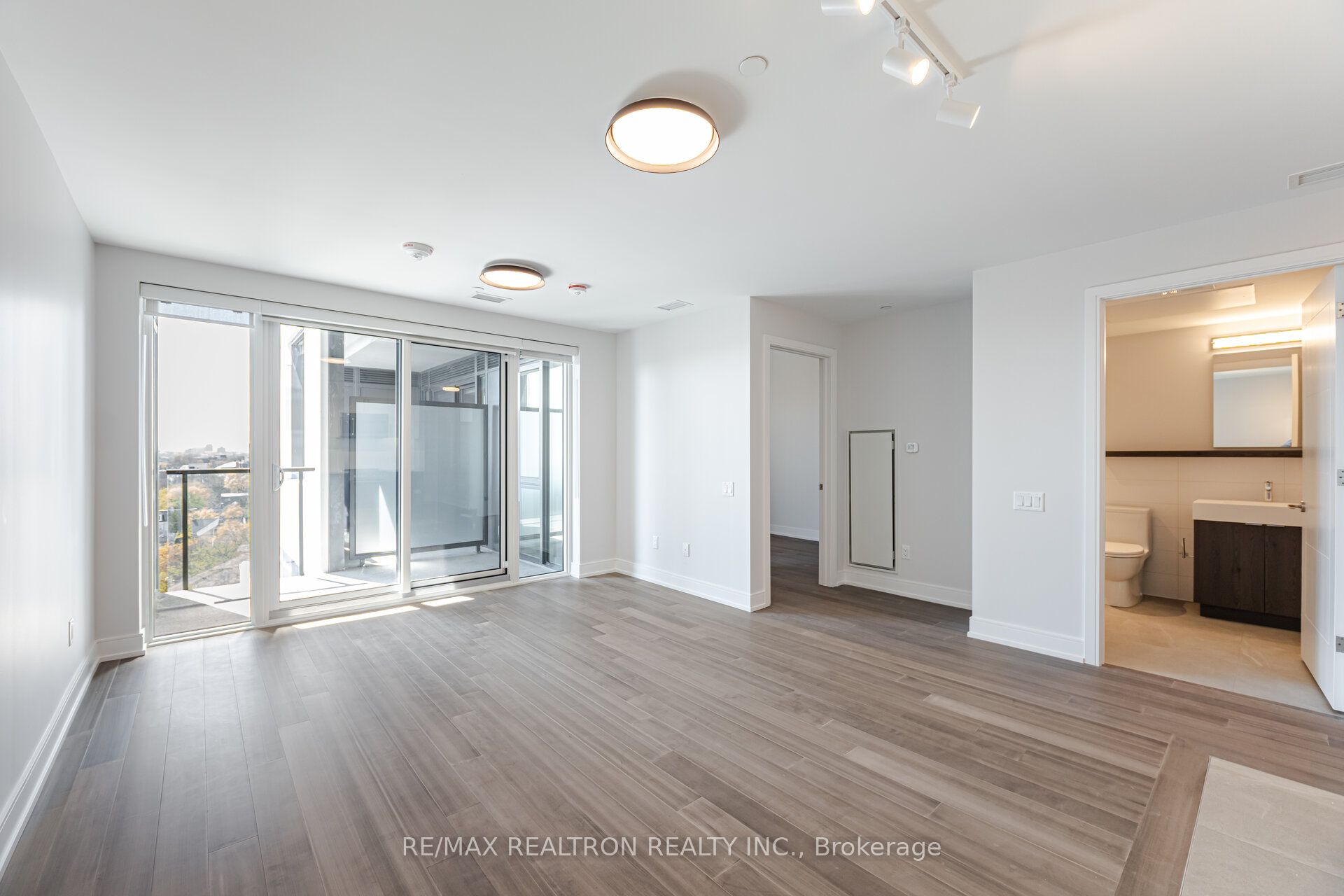 664 Spadina Avenue 711, Toronto, ON M5S 2H7 photo 5