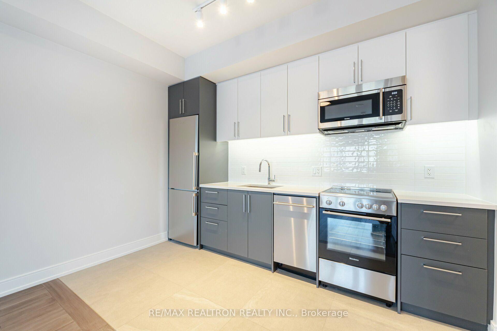 2525 Bathurst Street 410, Toronto, ON M6B 2Y9 photo 3