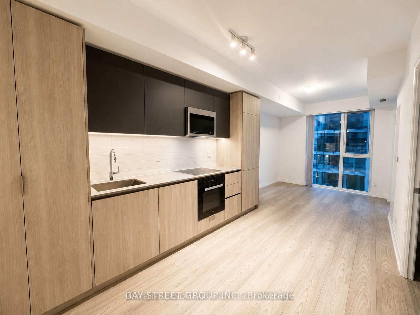 400 King Street W 1012, Toronto, ON M5V 0X8