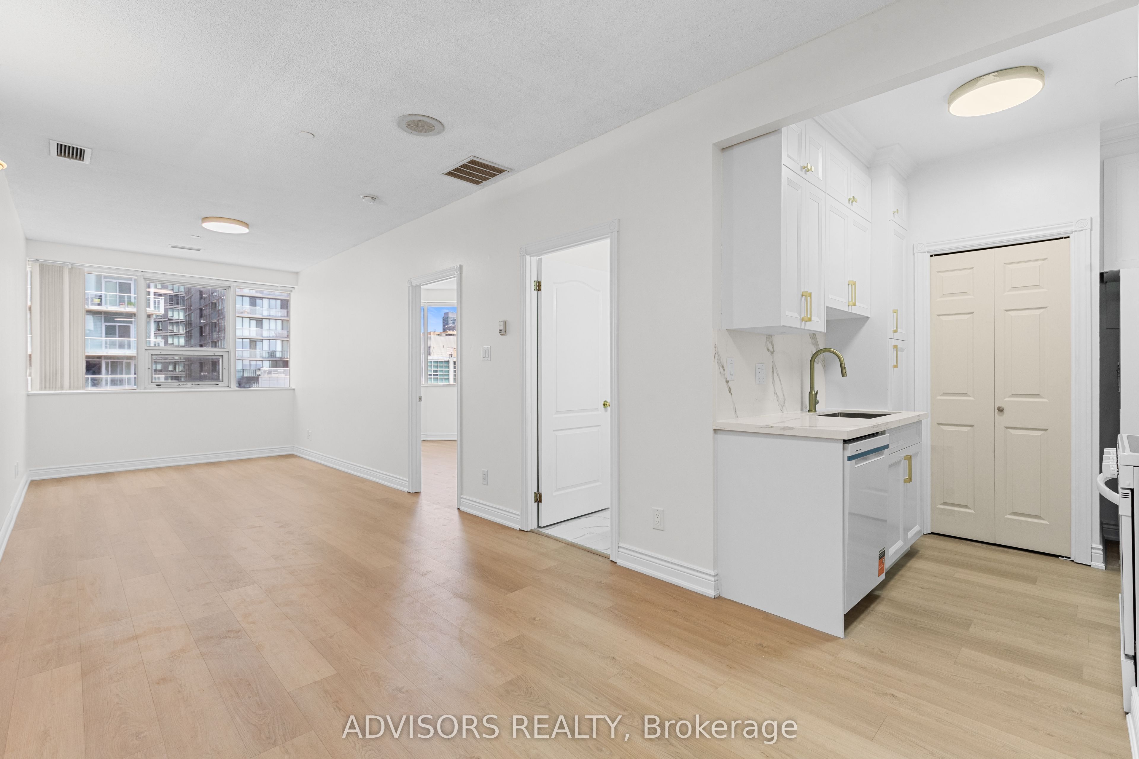 393 King Street W 1207, Toronto, ON M5V 1K1 photo 2