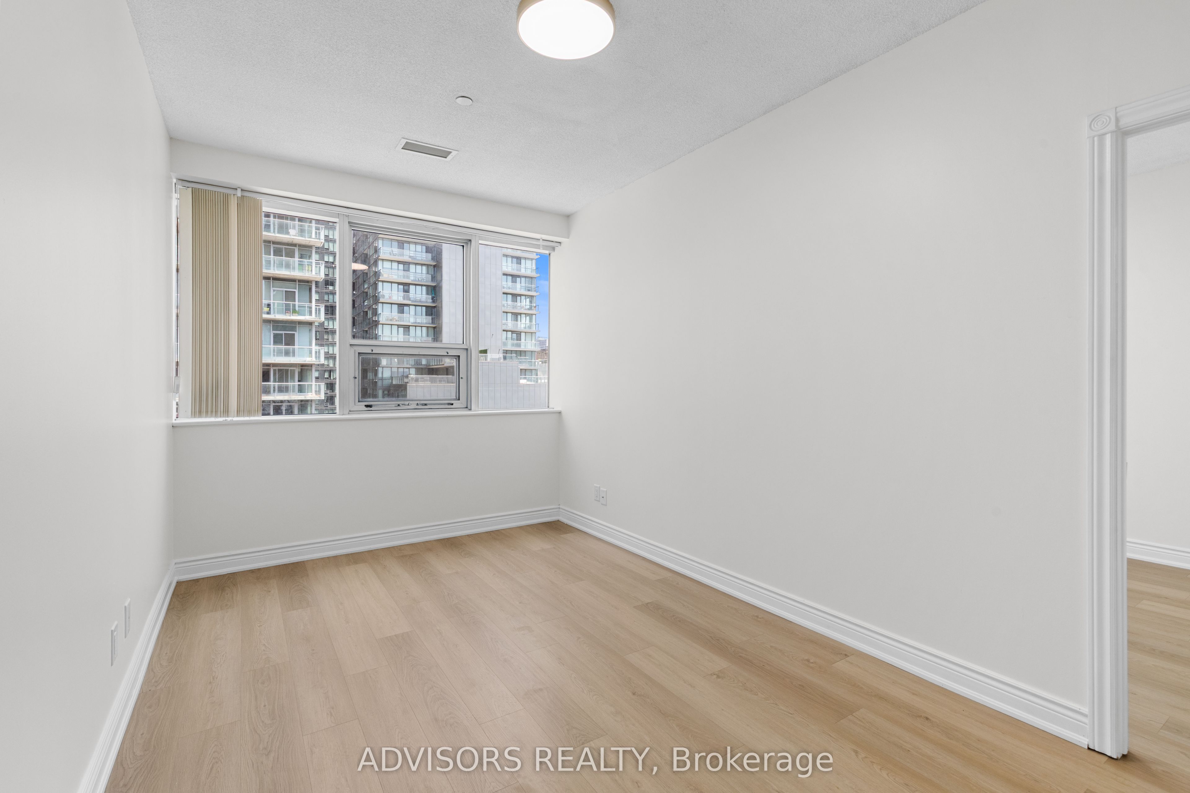 393 King Street W 1207, Toronto, ON M5V 1K1 photo 5