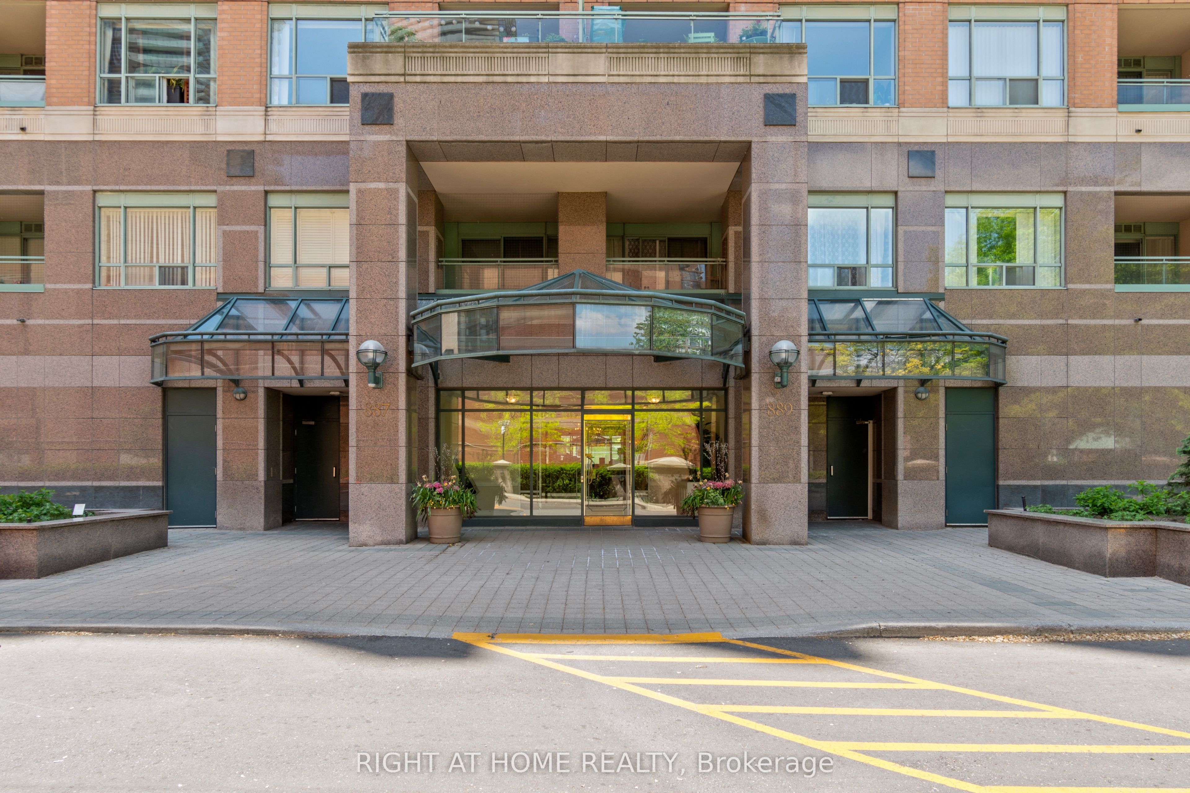 889 Bay Street 1008, Toronto, ON M5S 3K5