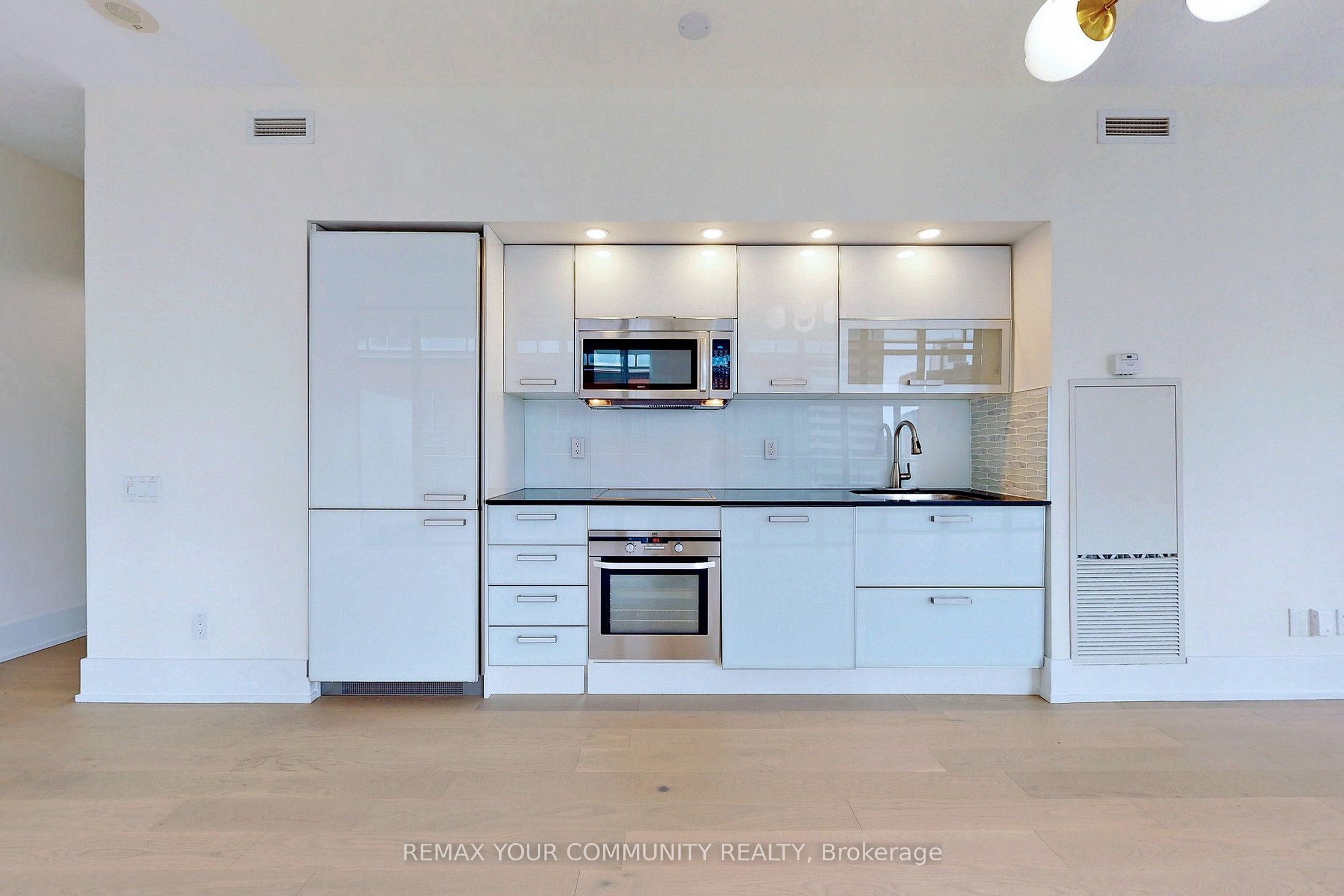 33 Charles Street E 603, Toronto, ON M4Y 1R9 photo 2
