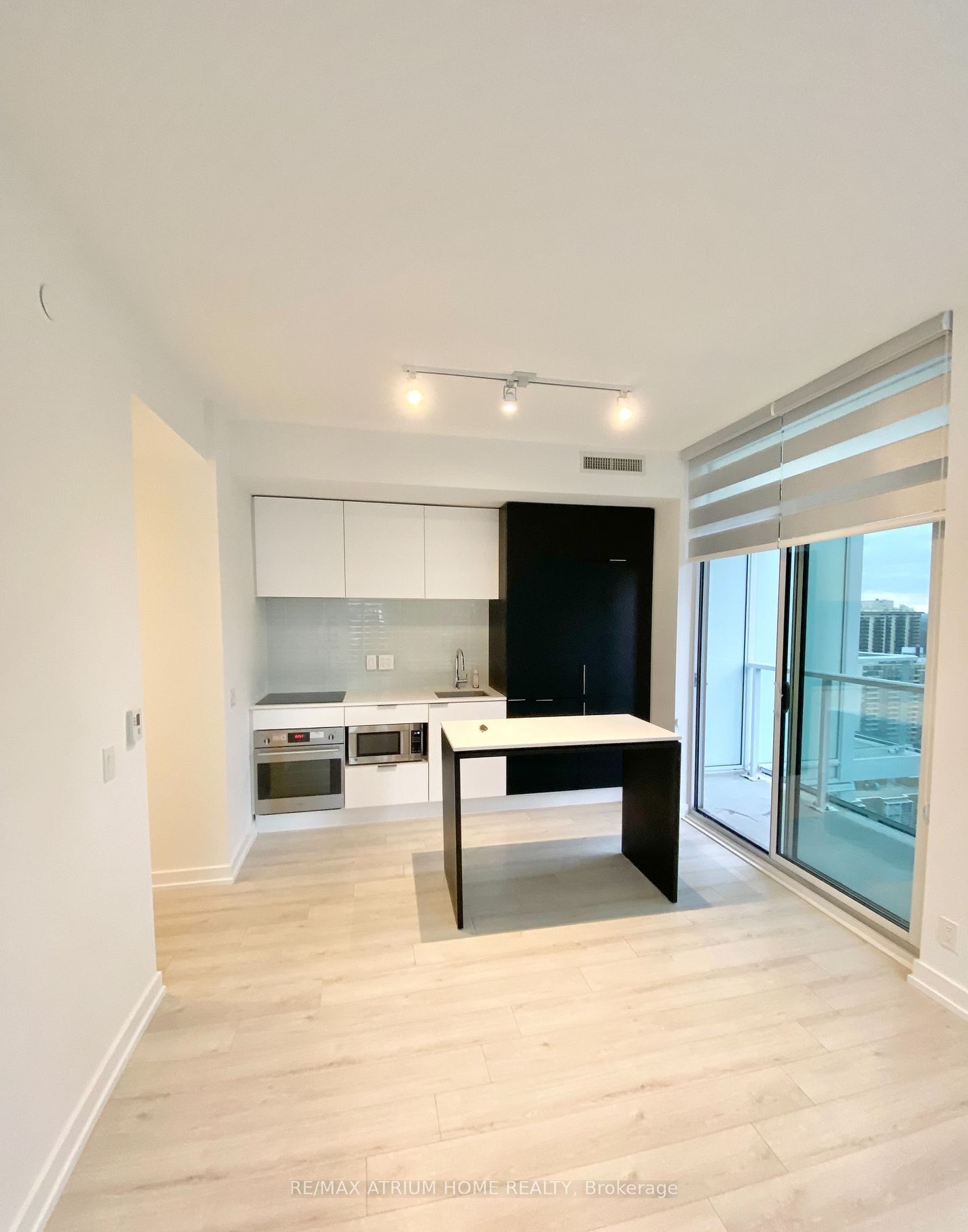 33 Helendale Avenue 1906, Toronto, ON M4R 0A4 photo 2