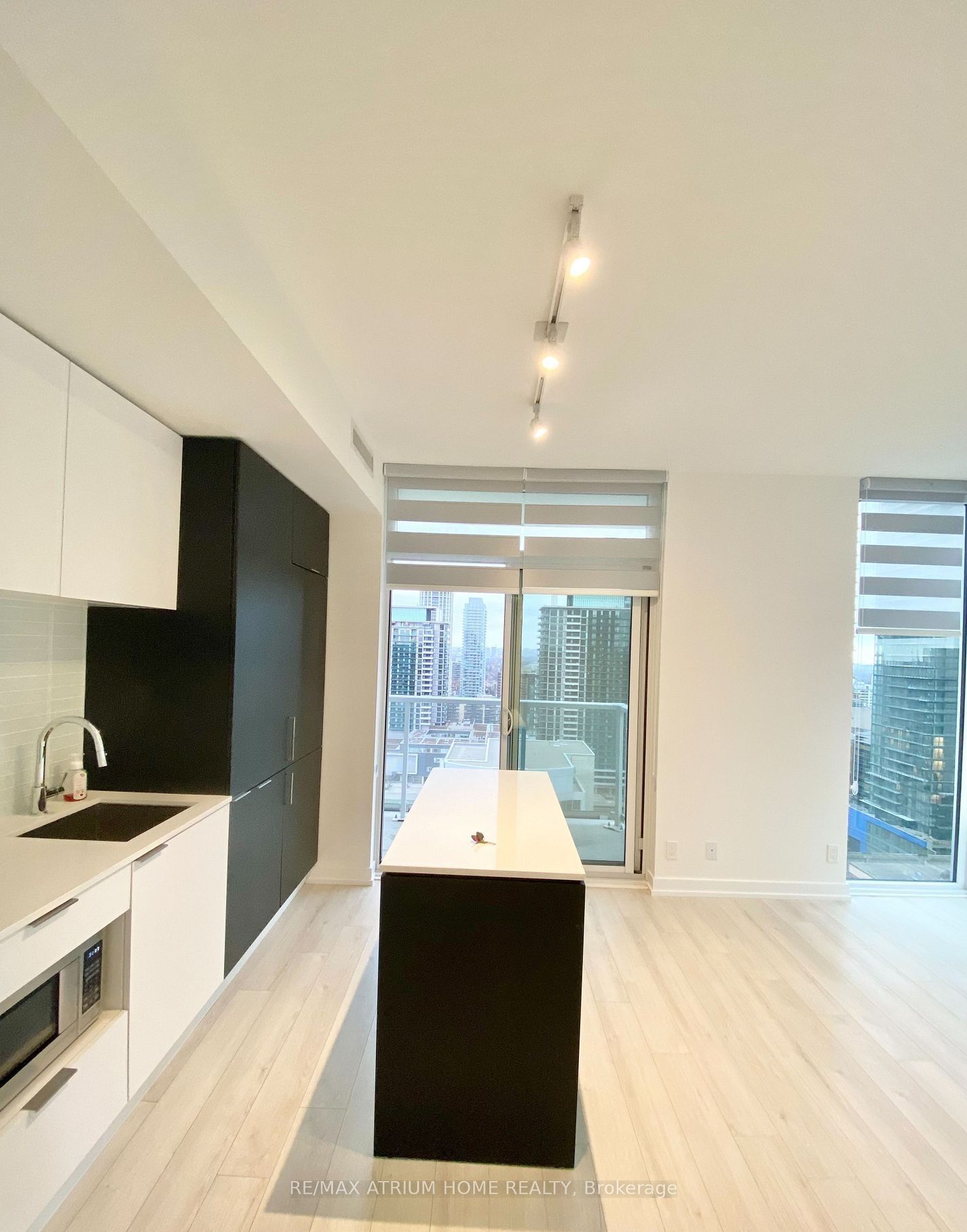33 Helendale Avenue 1906, Toronto, ON M4R 0A4 photo 3