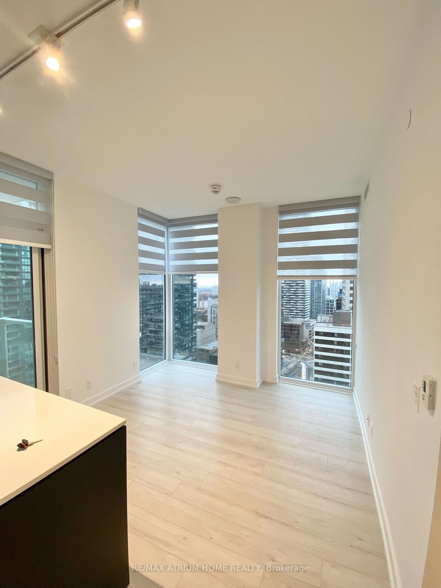 33 Helendale Avenue 1906, Toronto, ON M4R 0A4 photo 4