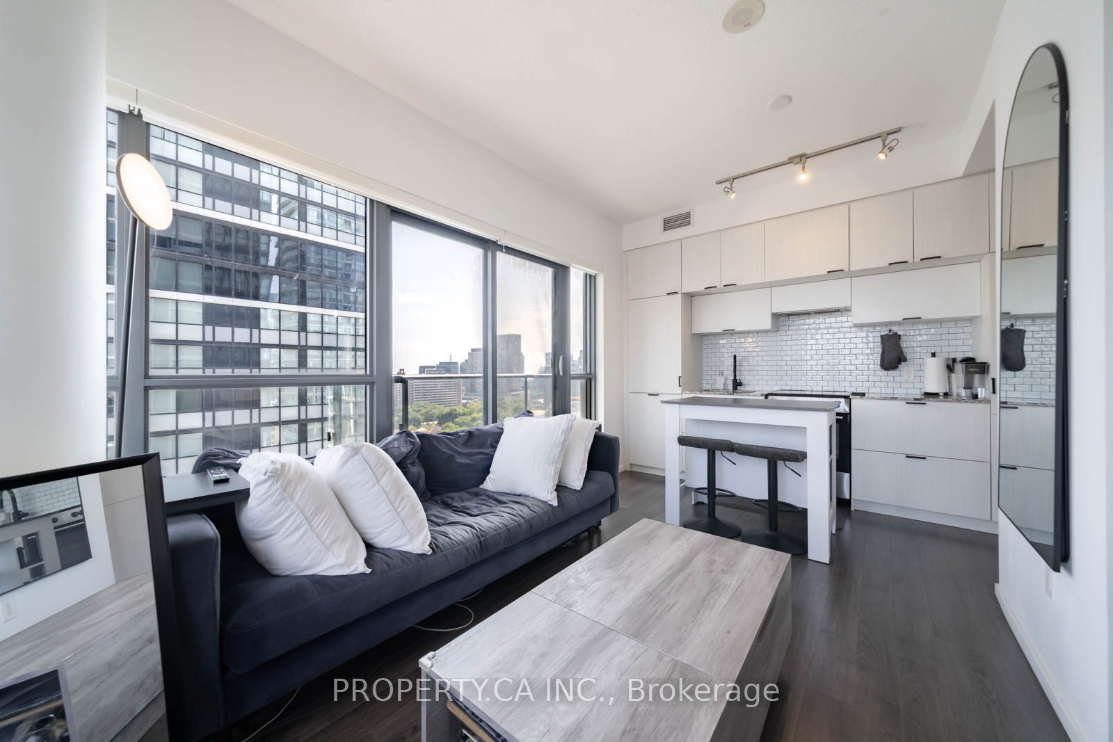 159 Dundas Street E 1506, Toronto, ON M5B 1E4 photo 2