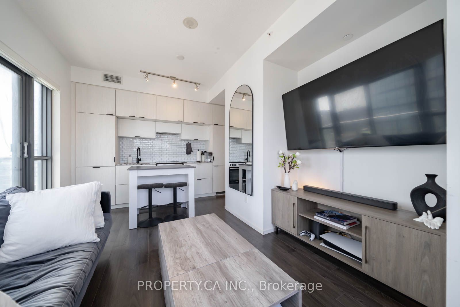 159 Dundas Street E 1506, Toronto, ON M5B 1E4 photo 3
