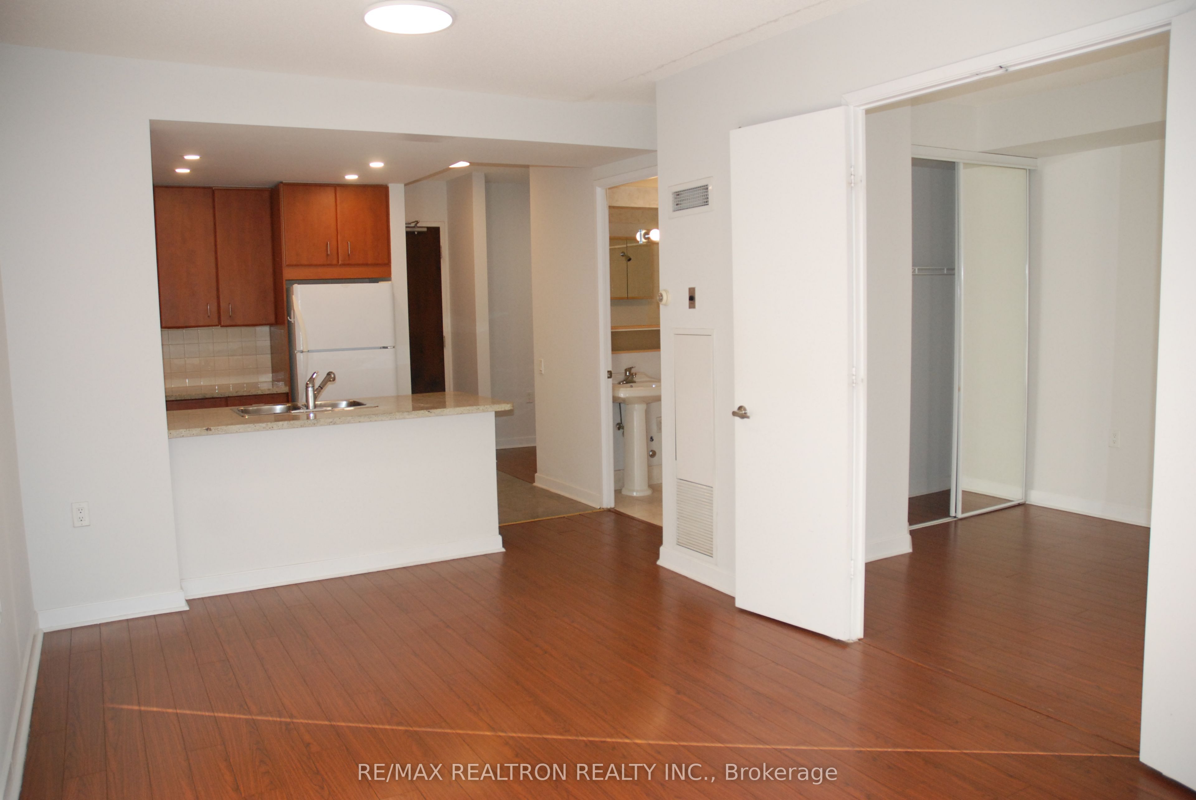 85 Bloor Street E 913, Toronto, ON M4W 3Y1