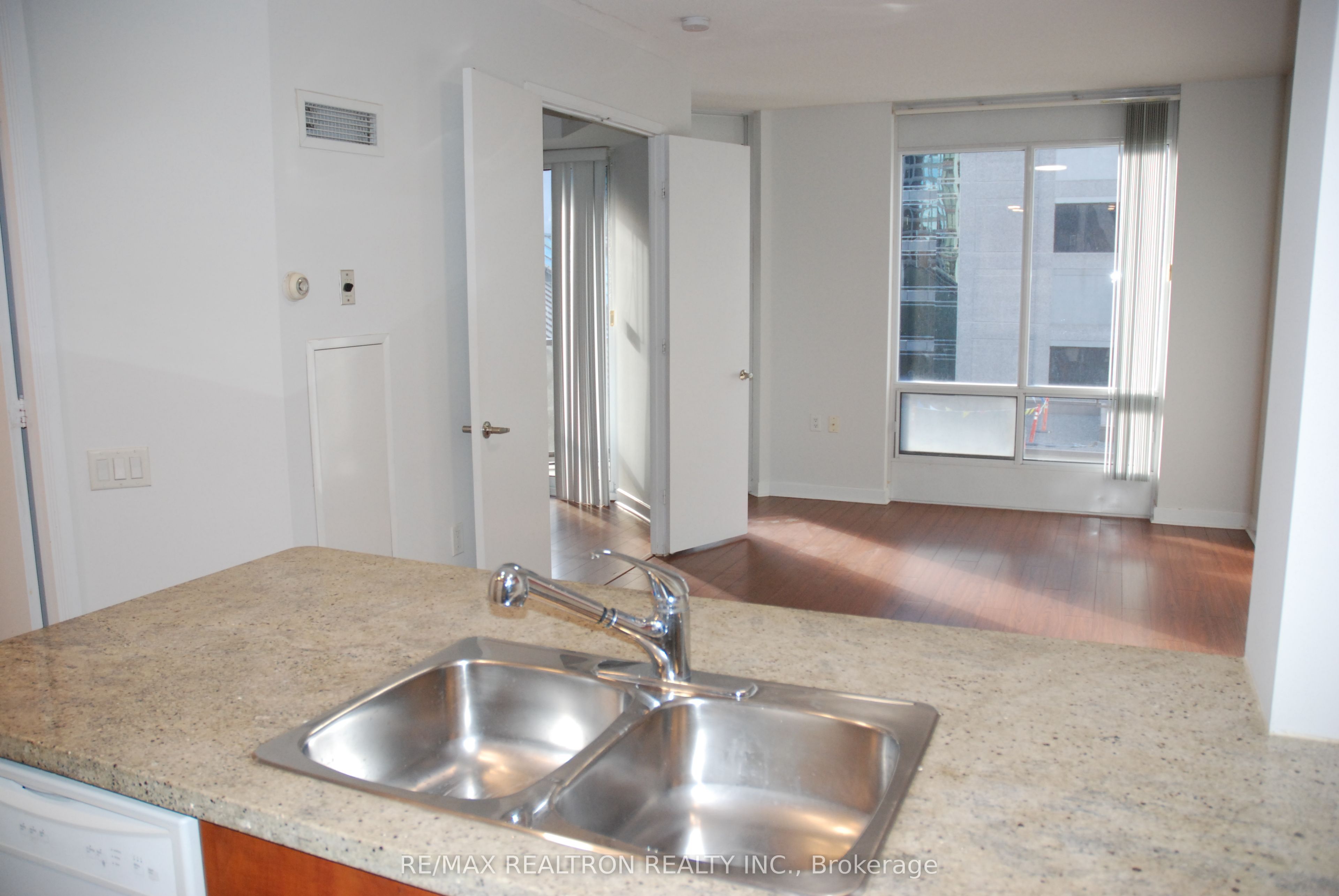 85 Bloor Street E 913, Toronto, ON M4W 3Y1 photo 2