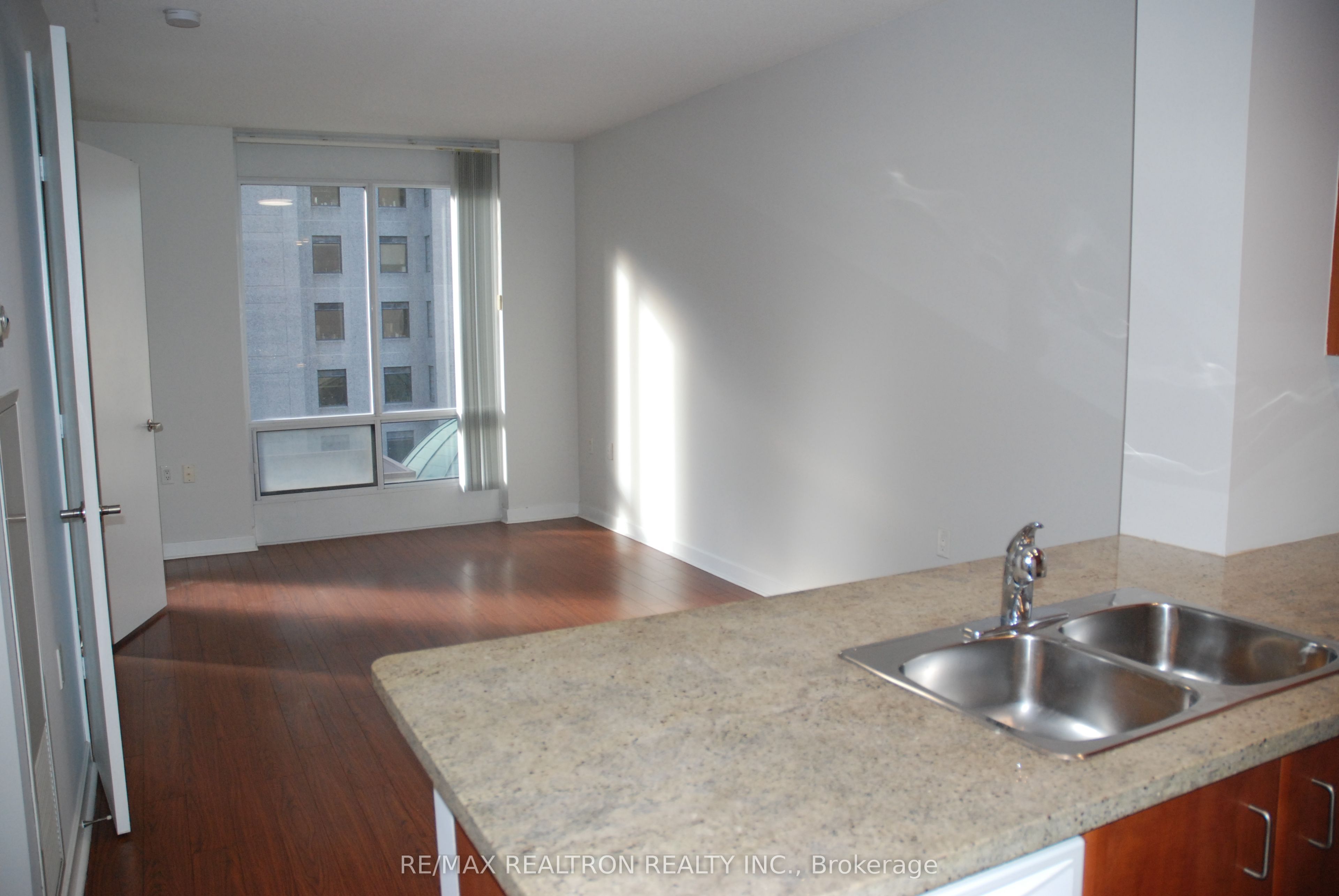 85 Bloor Street E 913, Toronto, ON M4W 3Y1 photo 3