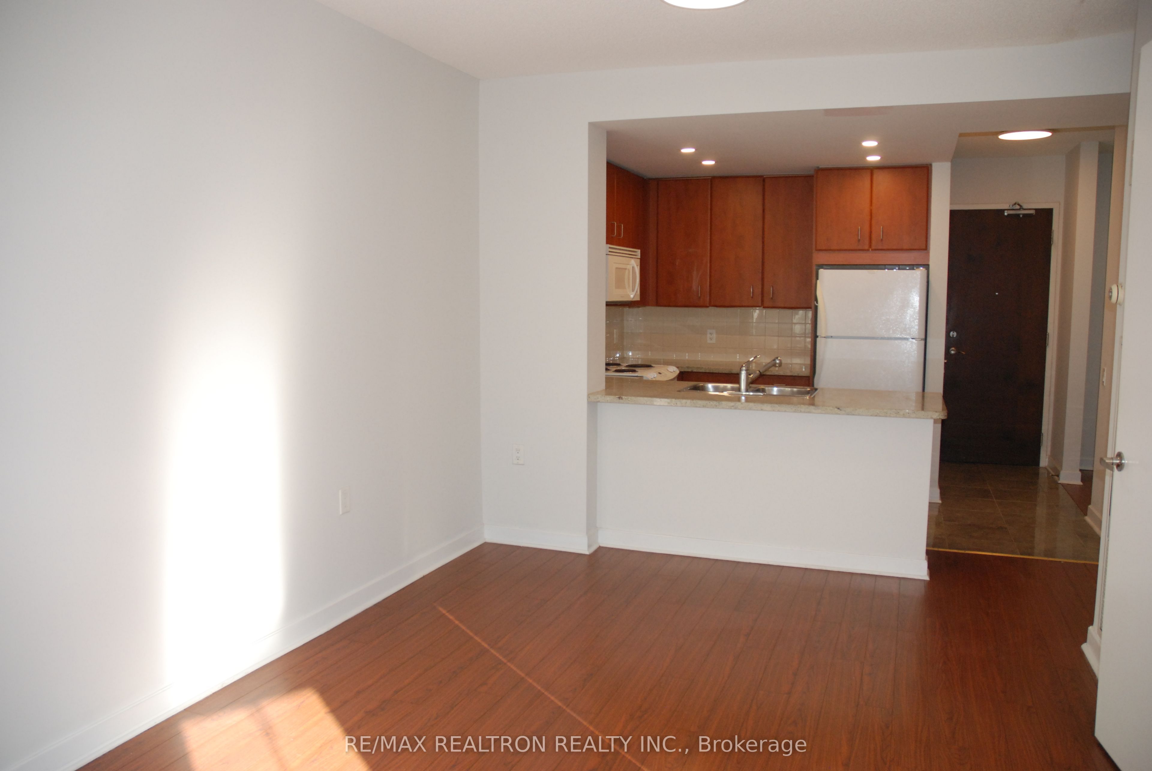 85 Bloor Street E 913, Toronto, ON M4W 3Y1 photo 5
