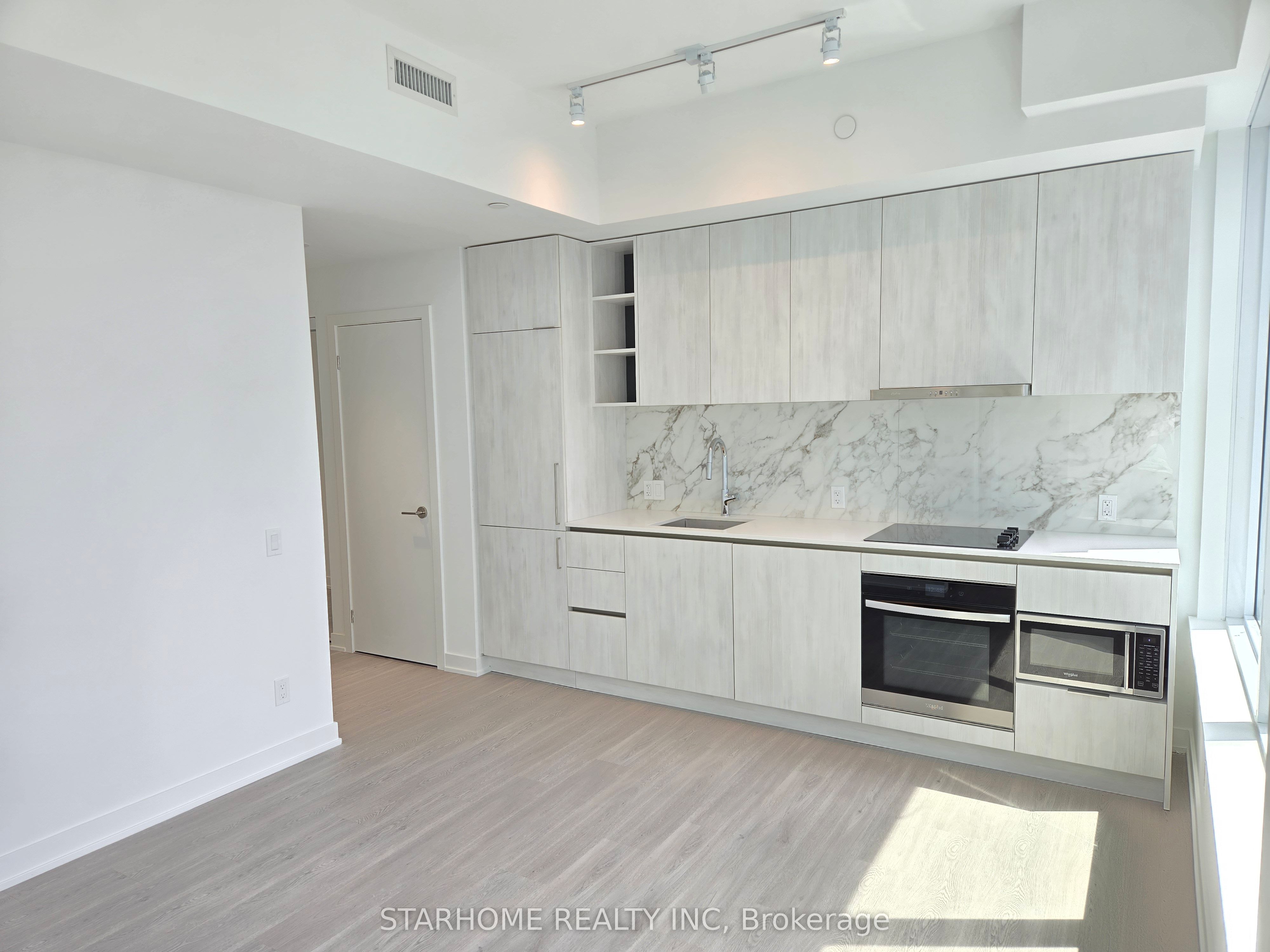 8 Wellesley Street W 4615, Toronto, ON M4Y 0J5 photo 2