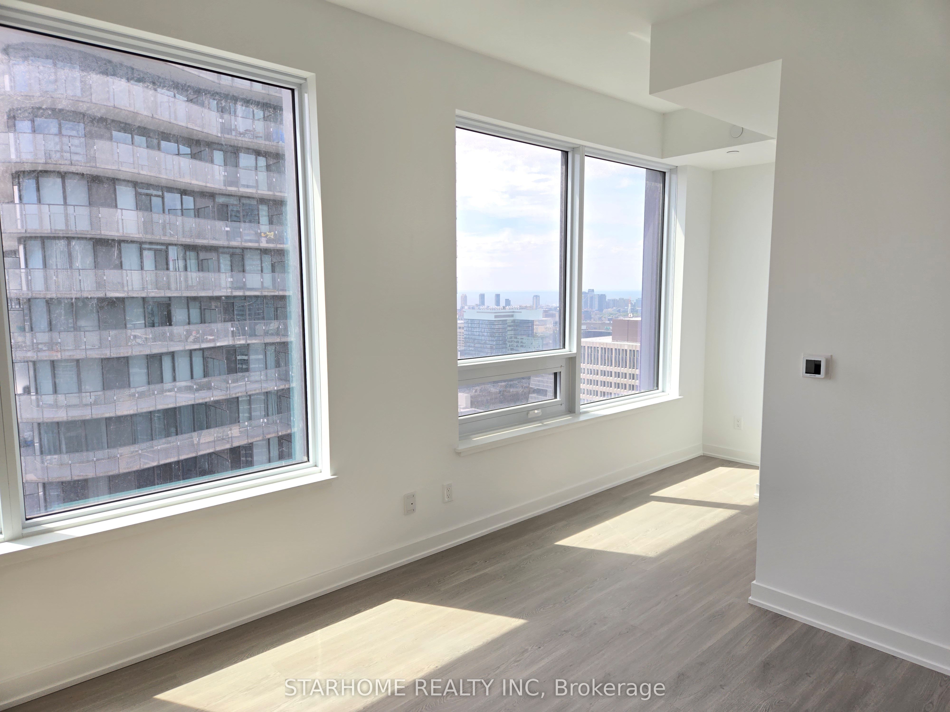 8 Wellesley Street W 4615, Toronto, ON M4Y 0J5 photo 3