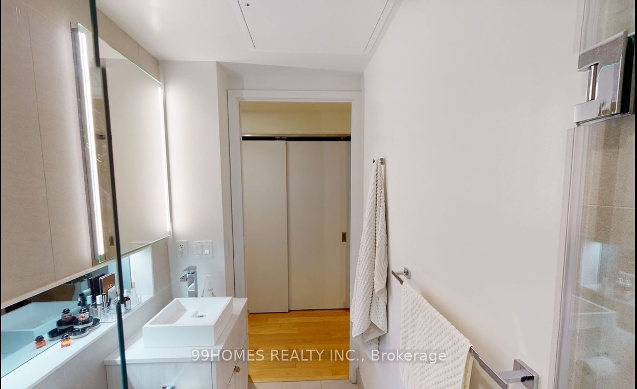 215 Queen Street W 703, Toronto, ON M5V 0P5 photo 2