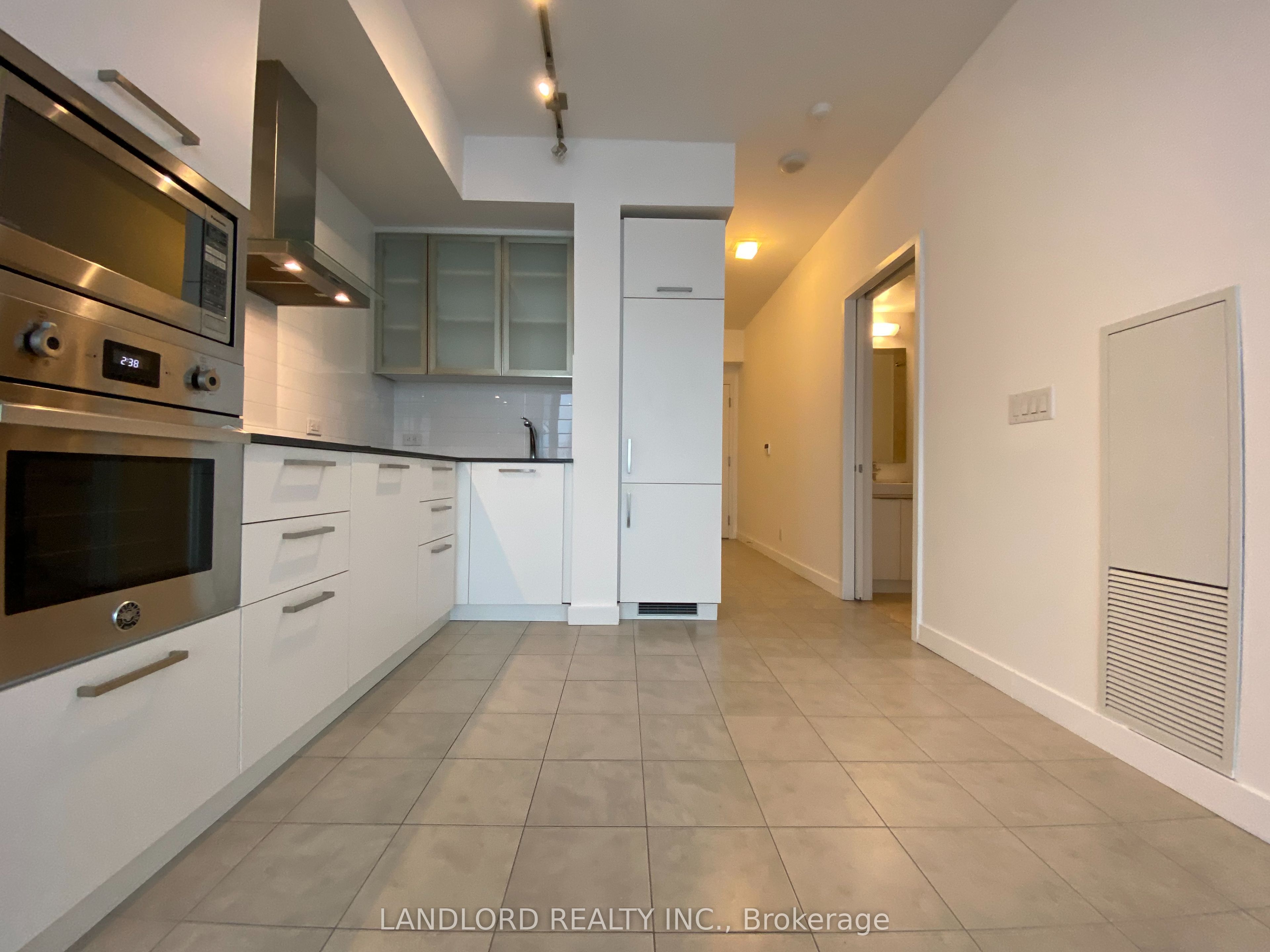 14 York Street 5209, Toronto, ON M5J 2Z2 photo 3
