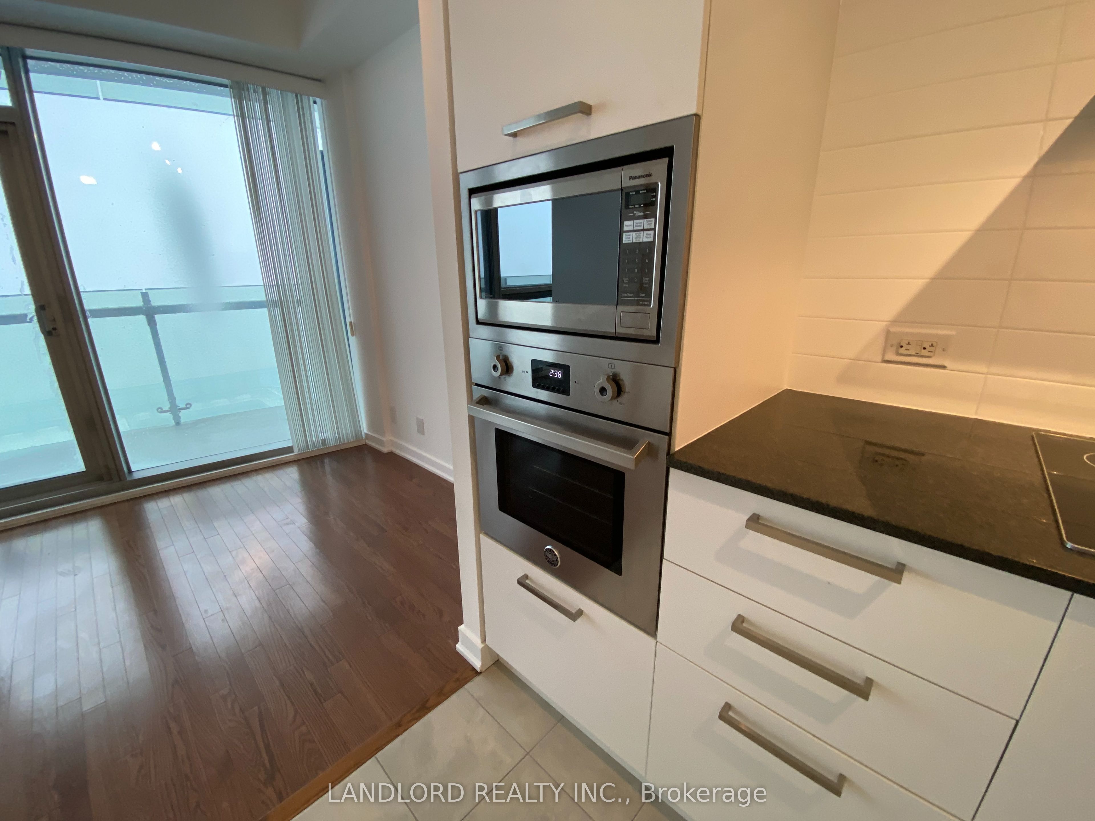 14 York Street 5209, Toronto, ON M5J 2Z2 photo 4