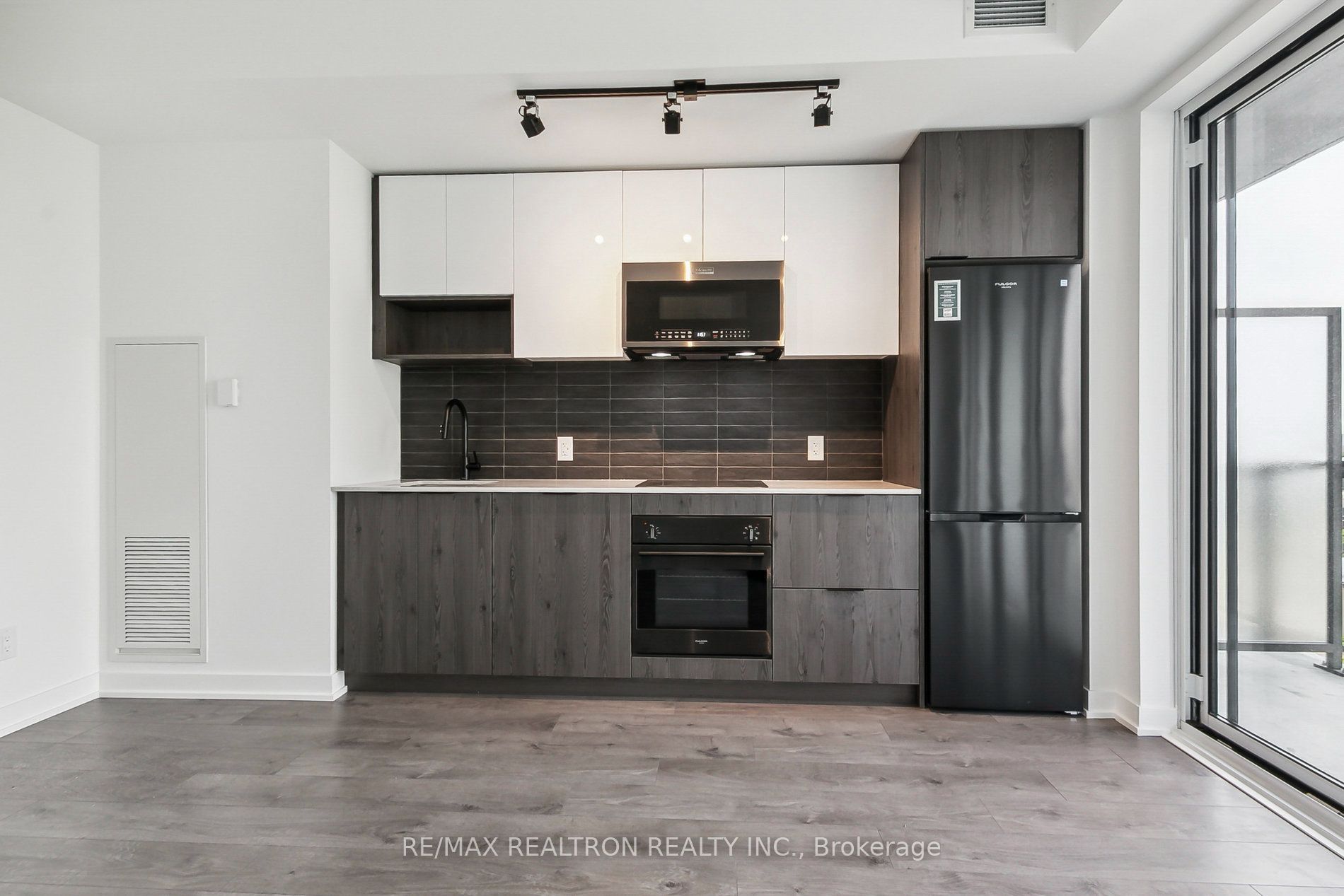 5 Defries Street 722, Toronto, ON M5A 0W7 photo 4