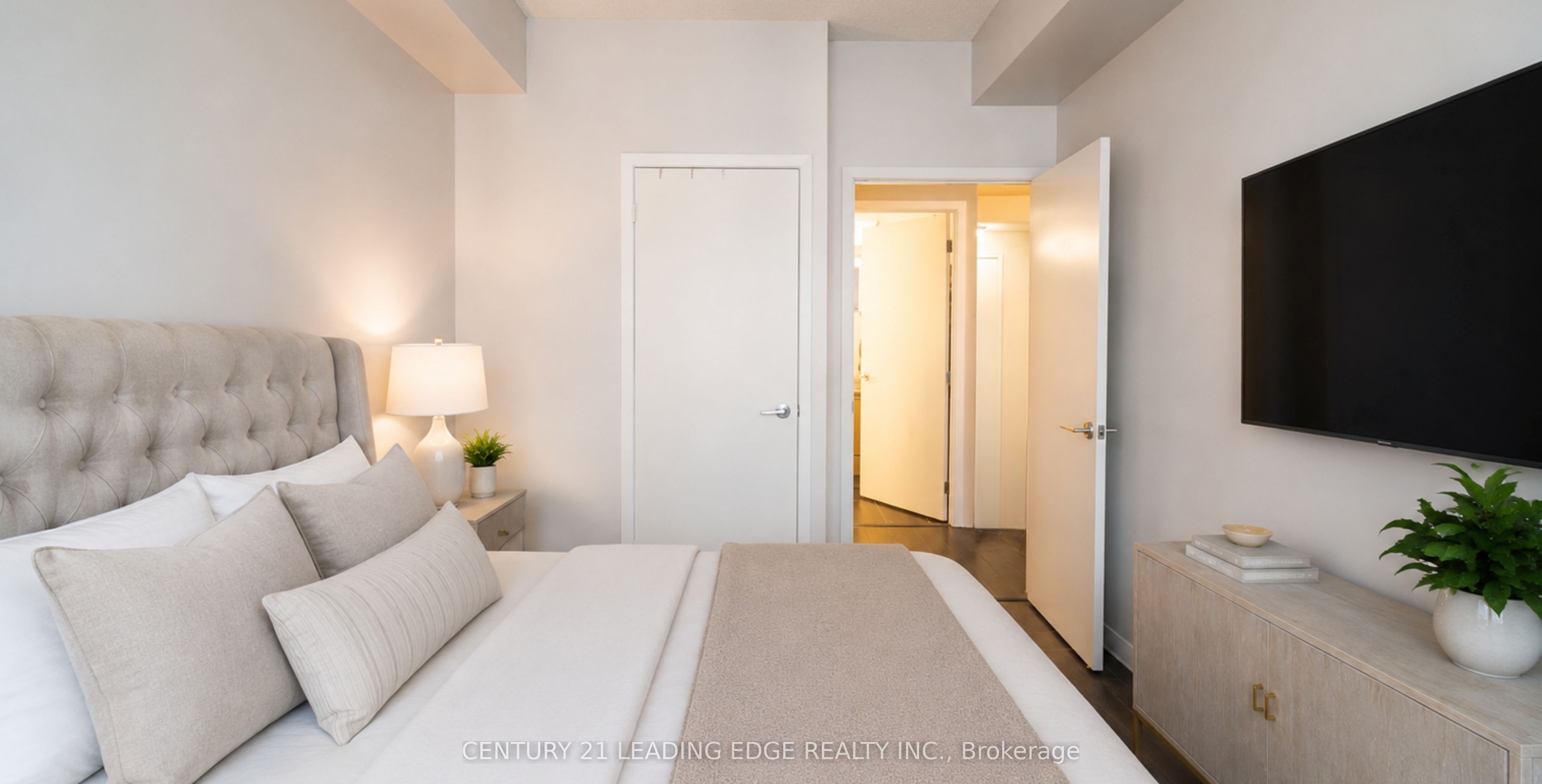 15 BRUYERES Mews 517, Toronto, ON M5V 0A7 photo 4