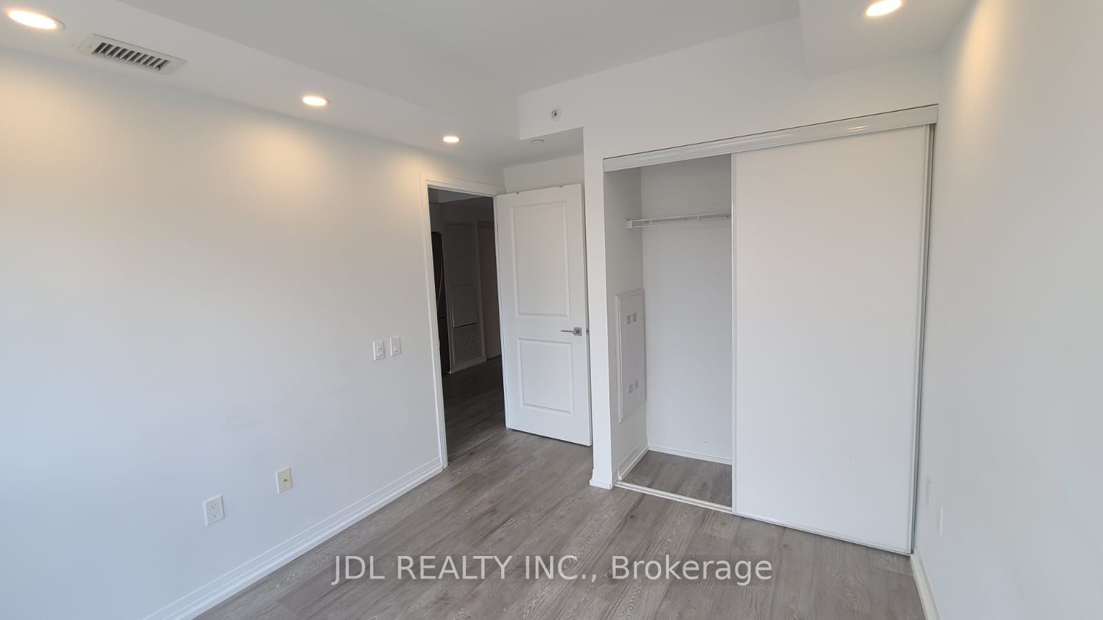 251 JARVIS Street 1232, Toronto, ON M5B 0C3 photo 4