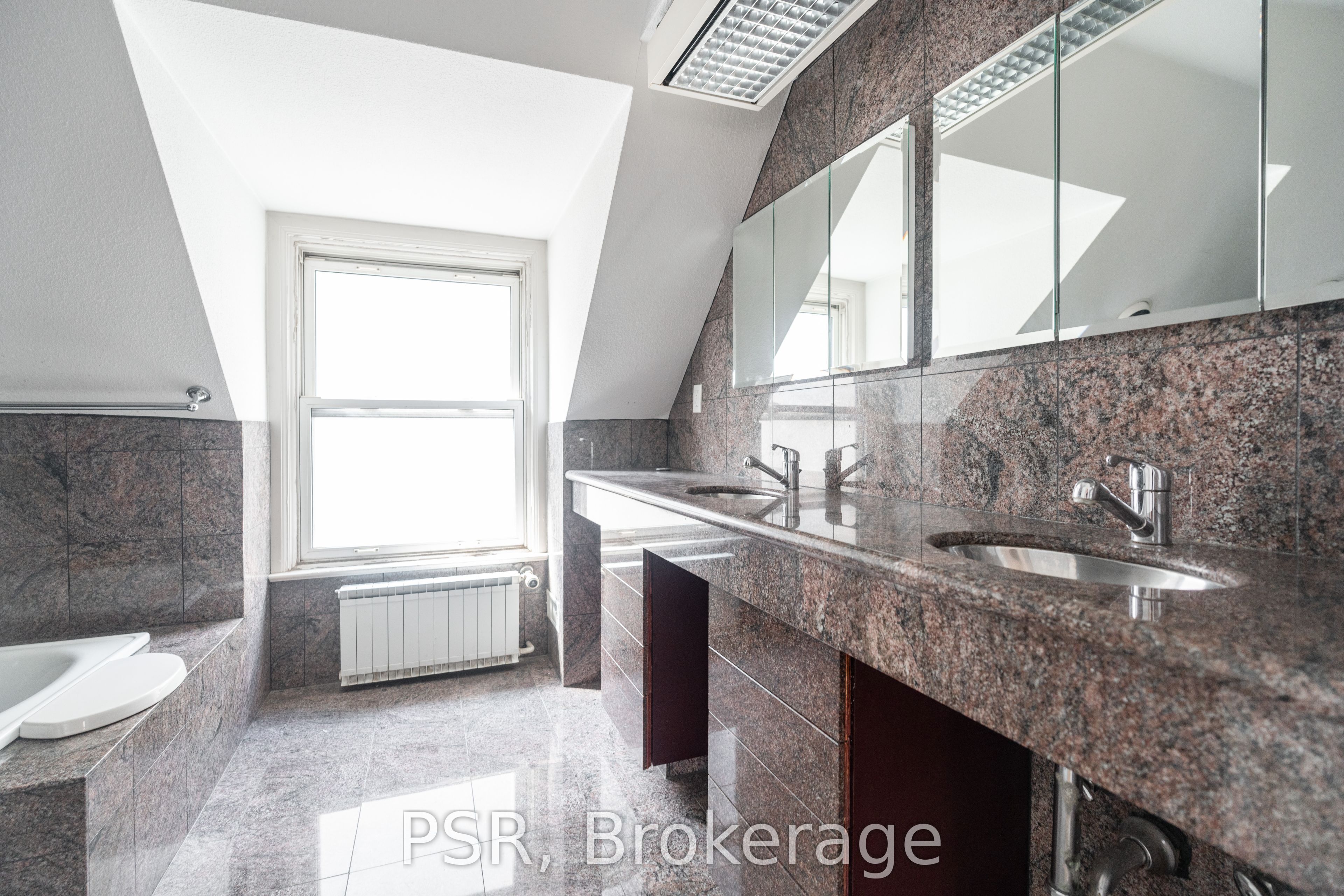 25 Coulson Avenue 3RD FL, Toronto, ON M4V 1Y3 photo 5