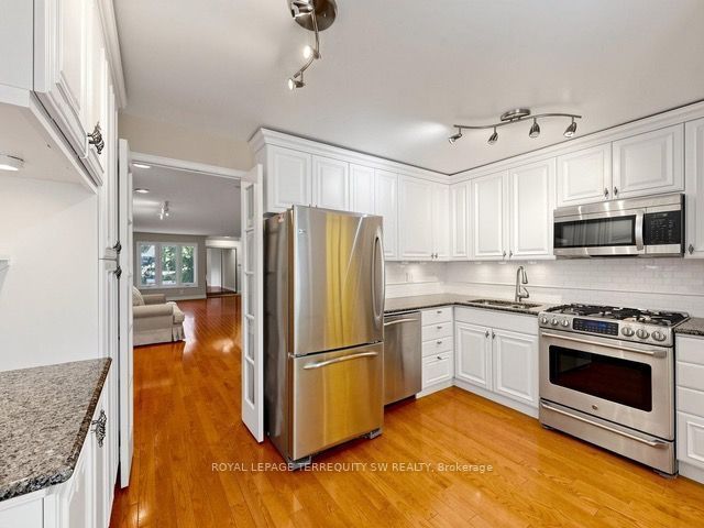 601 Roehampton Avenue, Toronto, ON M4P 1S7 photo 2