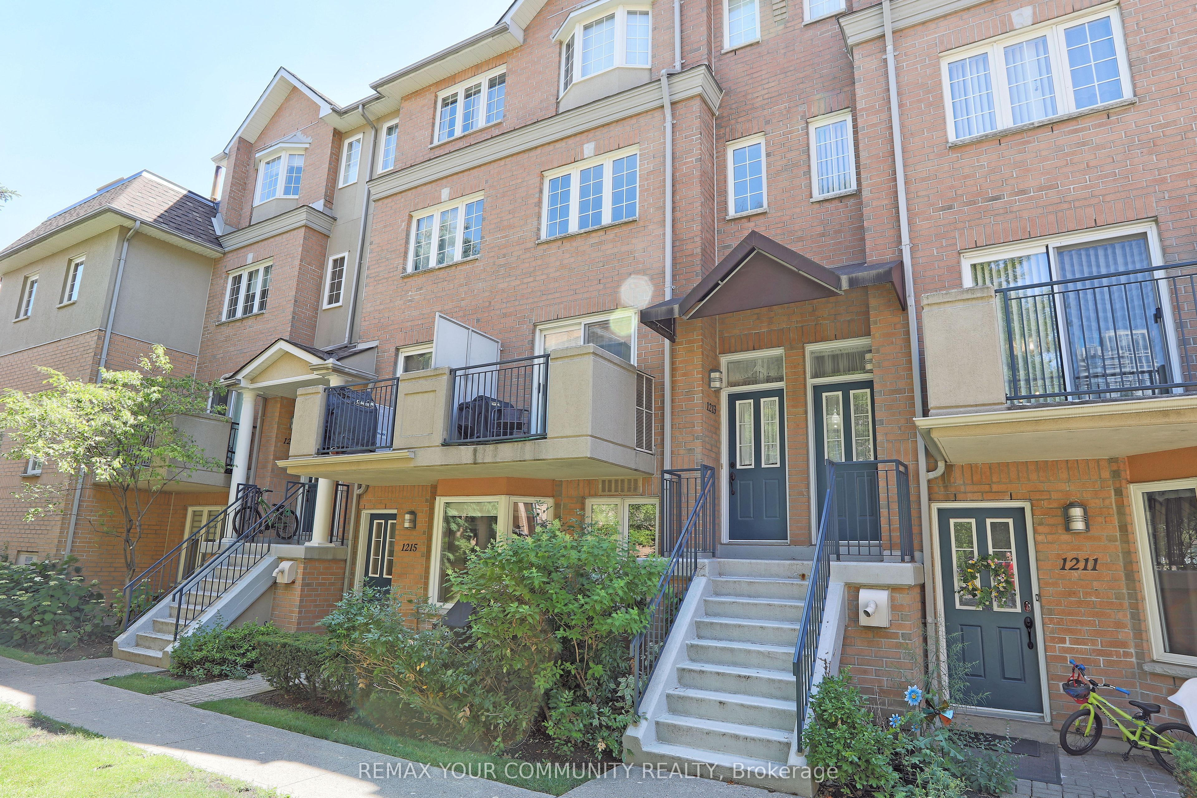 28 Sommerset Way 1213, Toronto, ON M2N 6W7