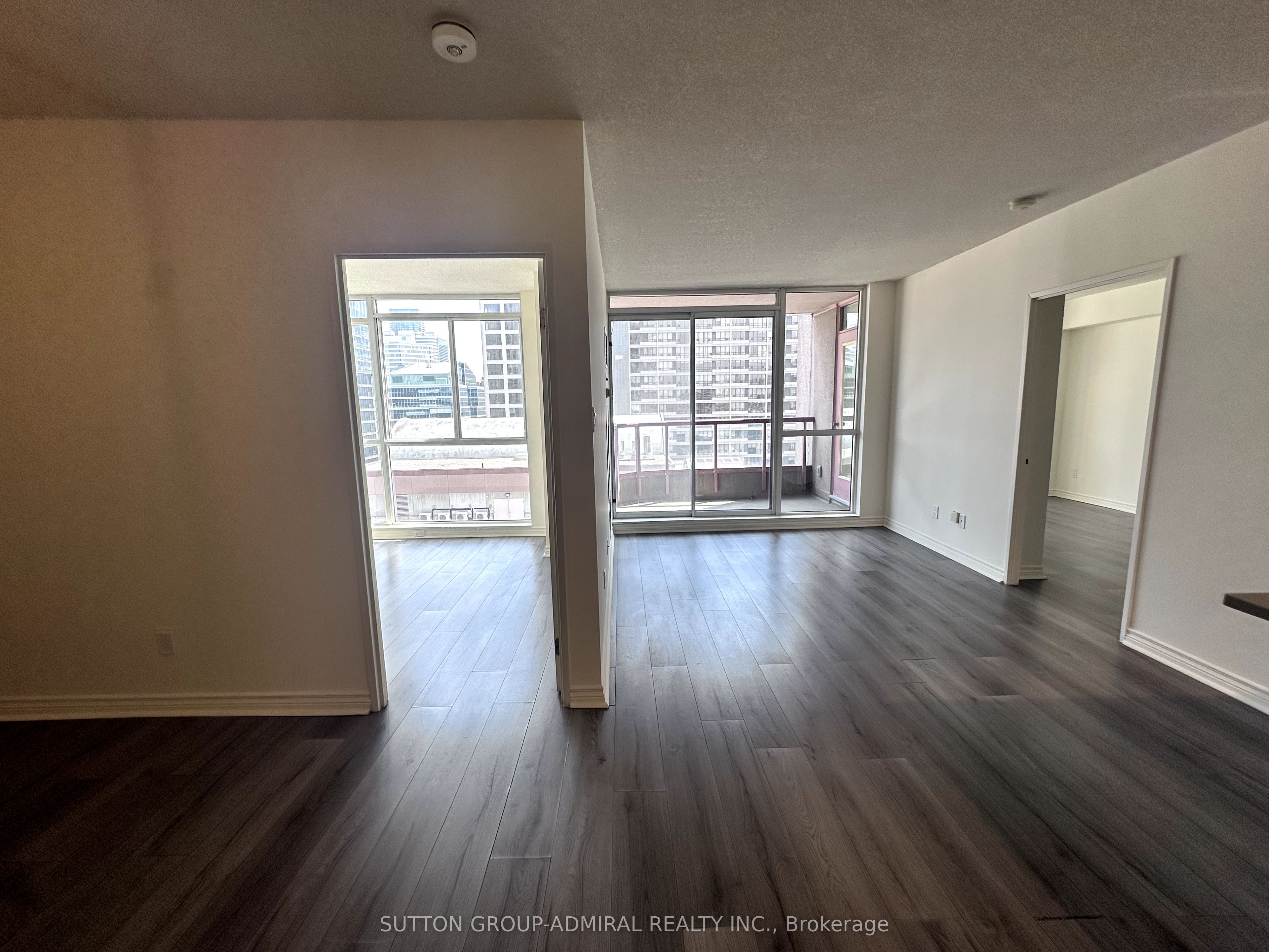 736 Bay Street 2103, Toronto, ON M5G 2M4 photo 2
