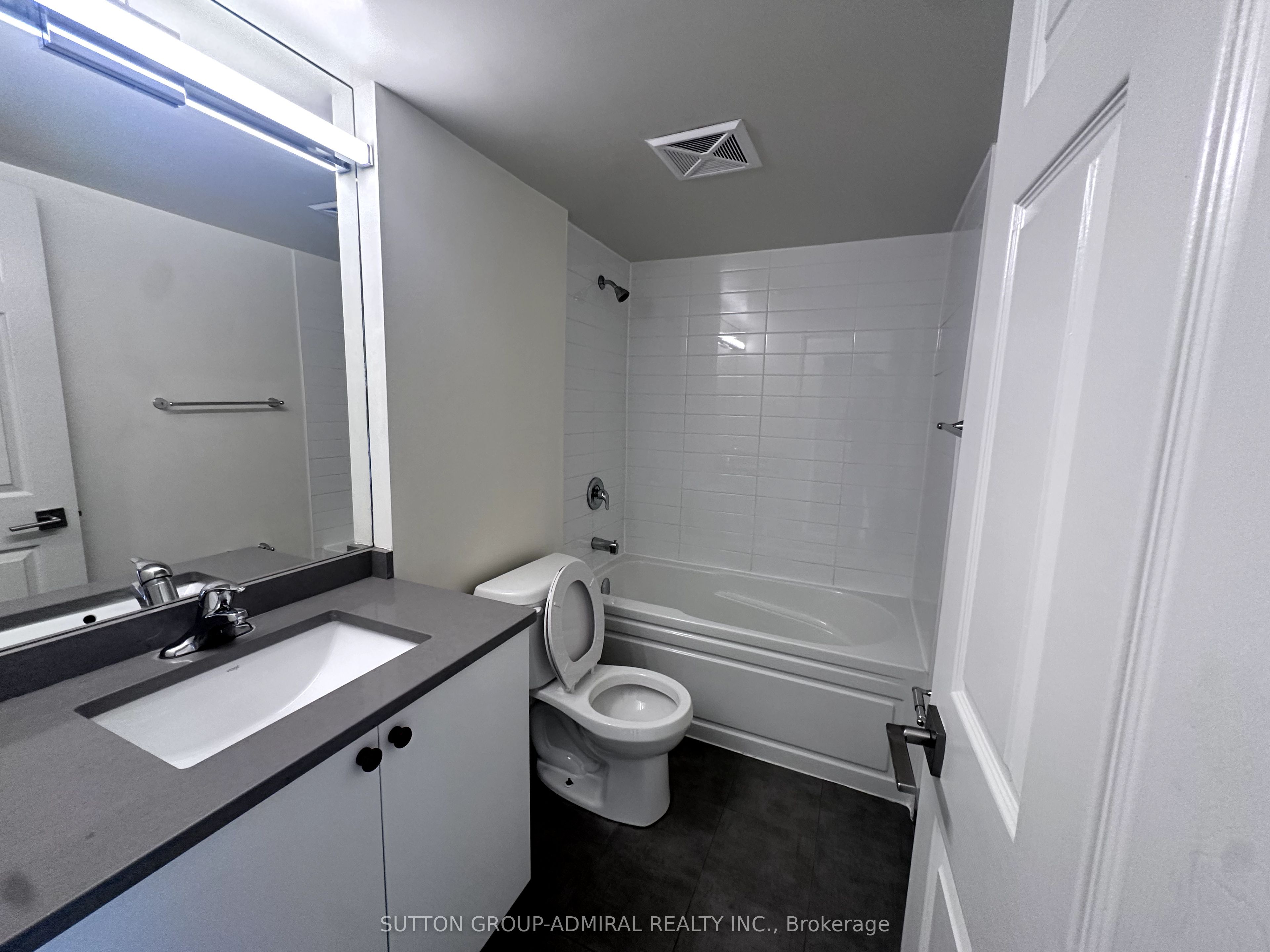 736 Bay Street 2103, Toronto, ON M5G 2M4 photo 3