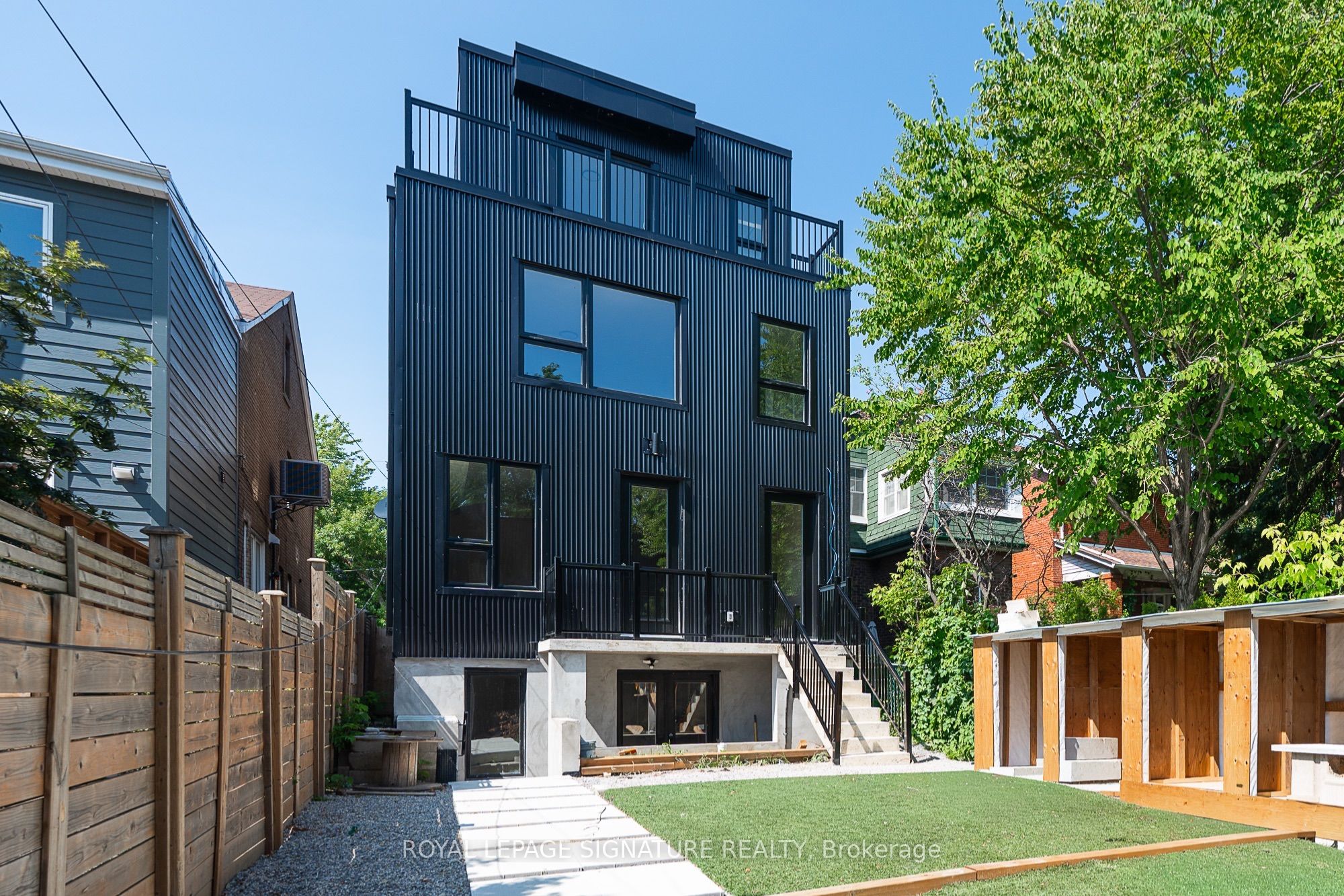 7 Earnscliffe Road 2, Toronto, ON M6E 1J4