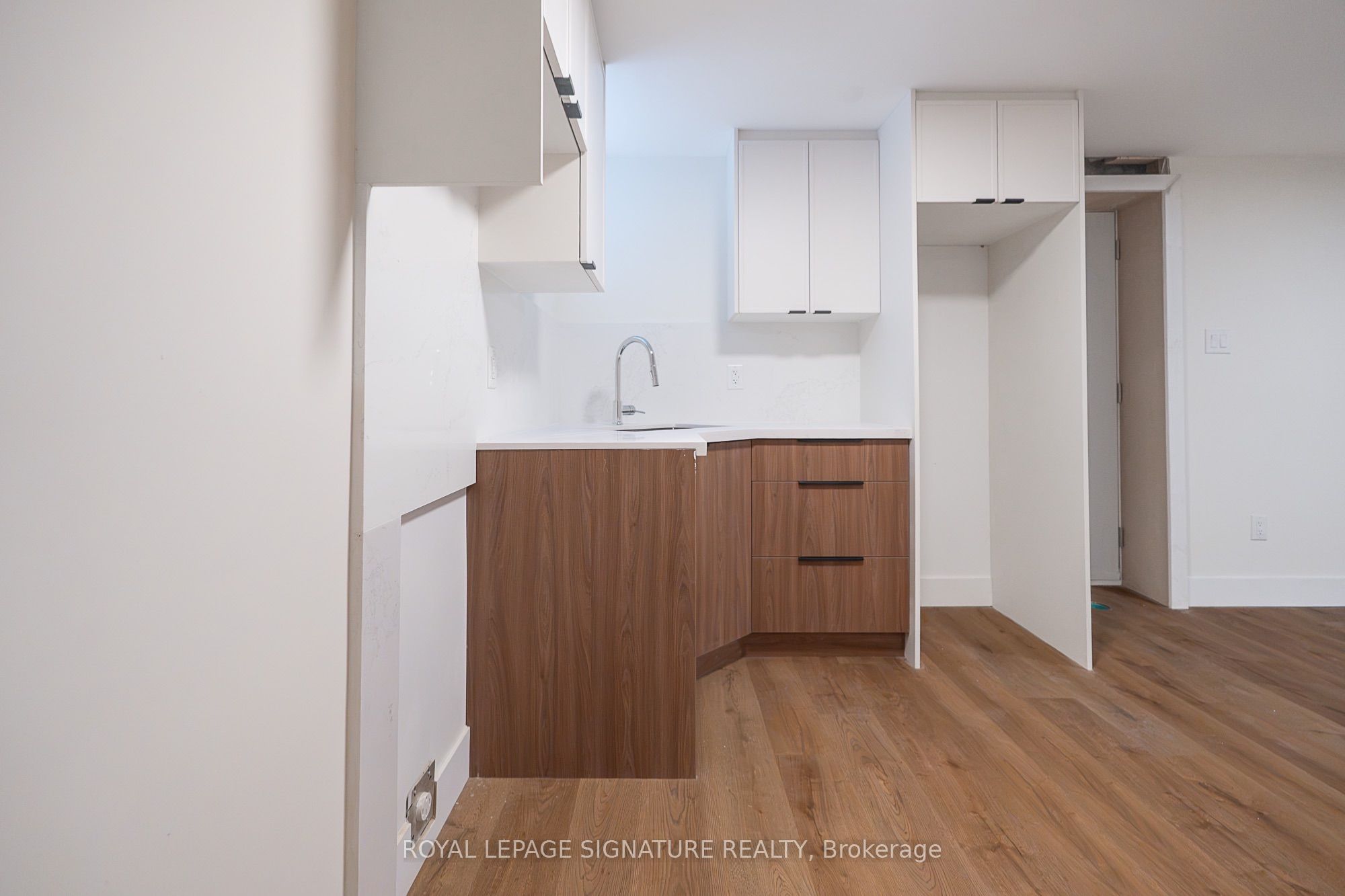 7 Earnscliffe Road 1, Toronto, ON M6E 1J4 photo 4