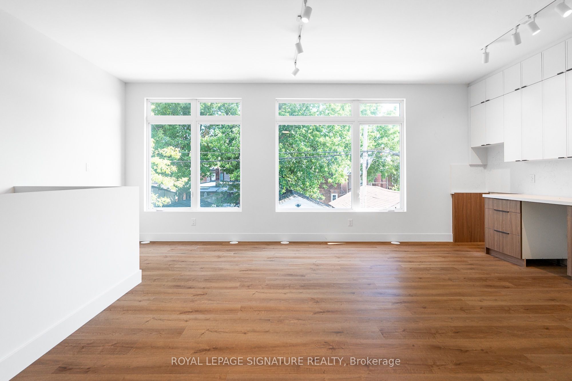 7 Earnscliffe Road 7, Toronto, ON M6E 1J4